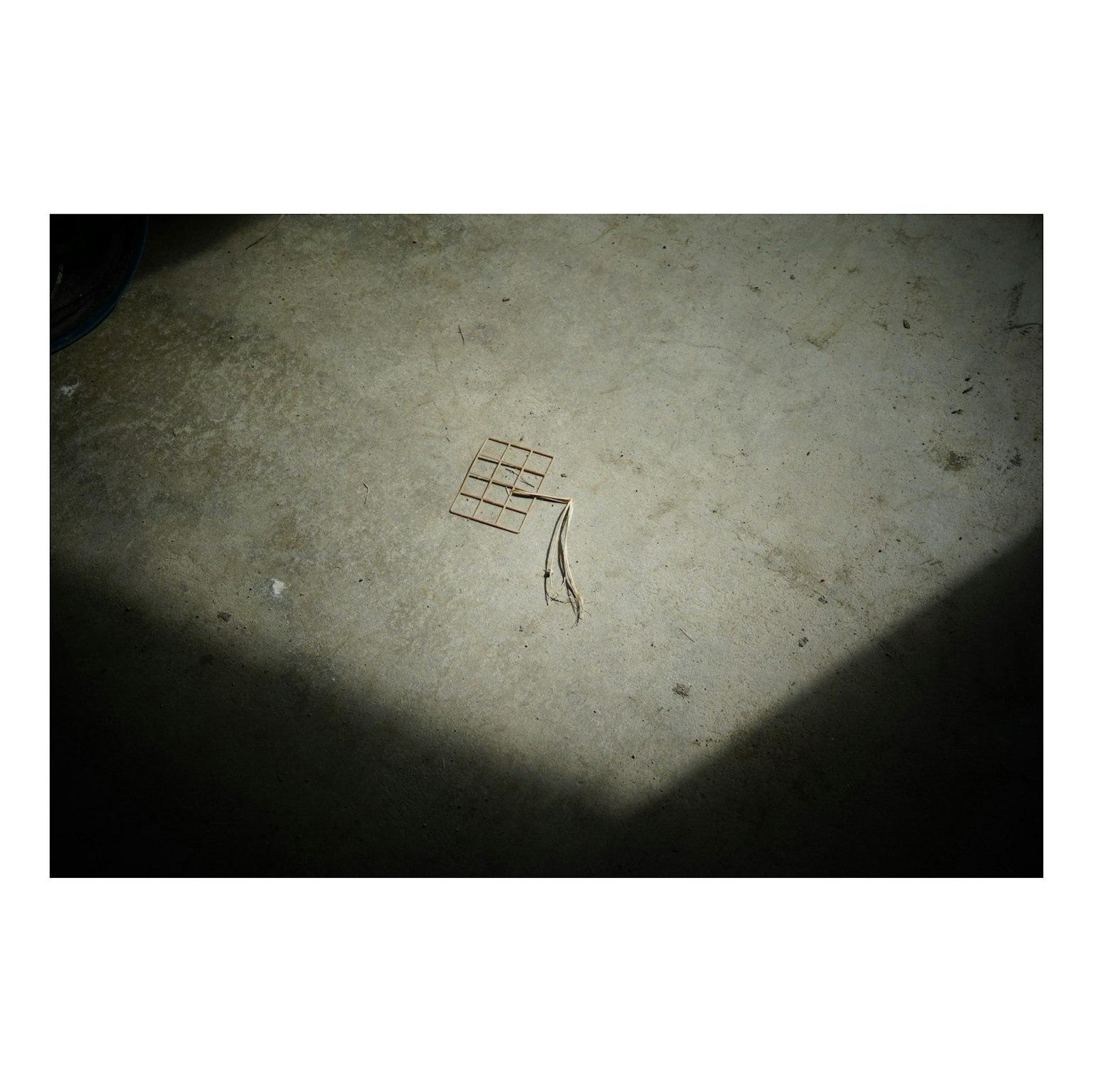 地面に刻まれた線と影のコントラスト