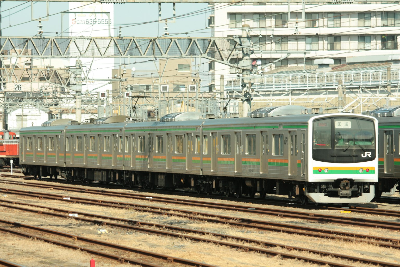 Un train vert et blanc garé sur les rails
