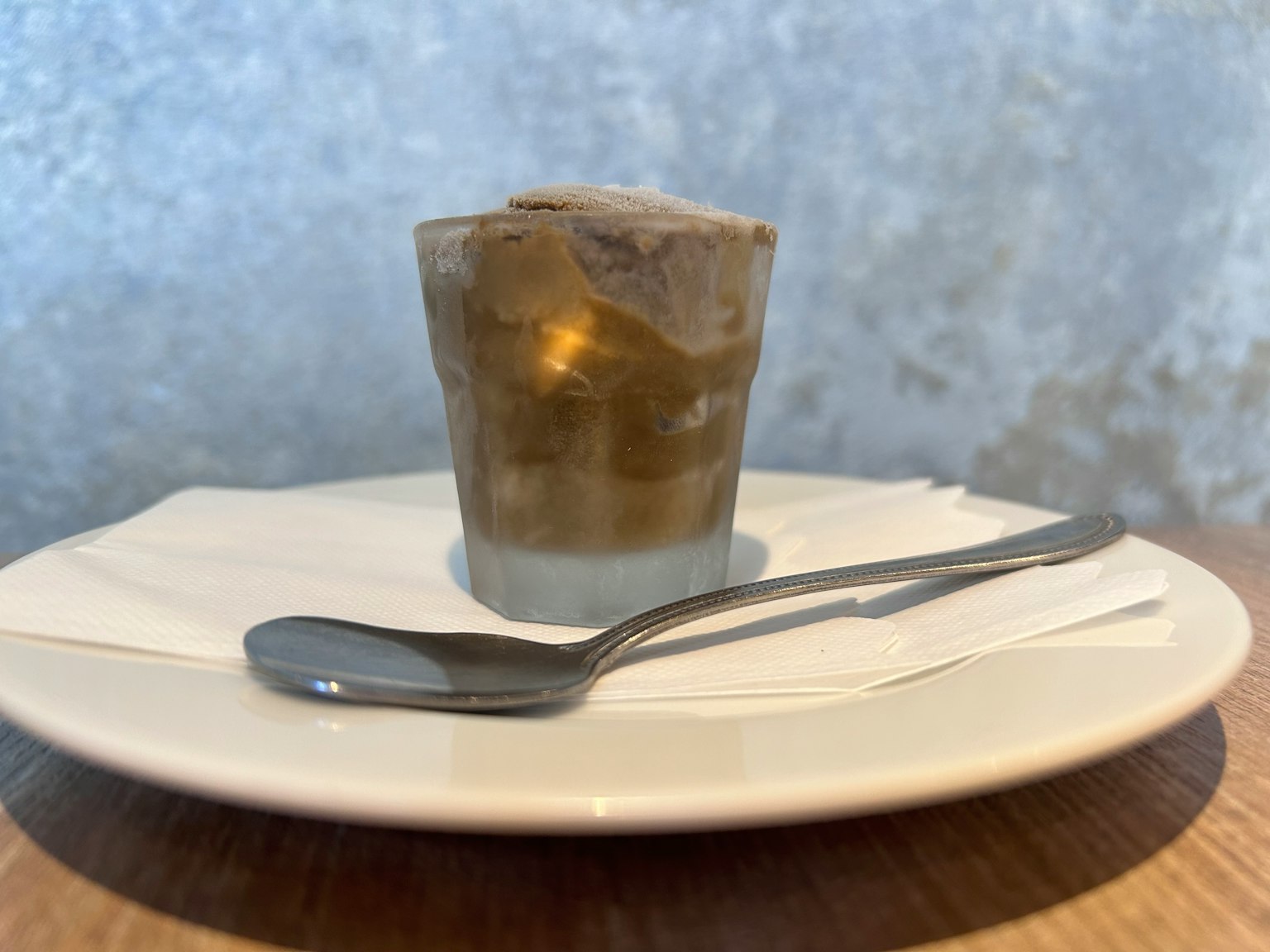 Dessert in einem Glas mit Eis und Kaffee