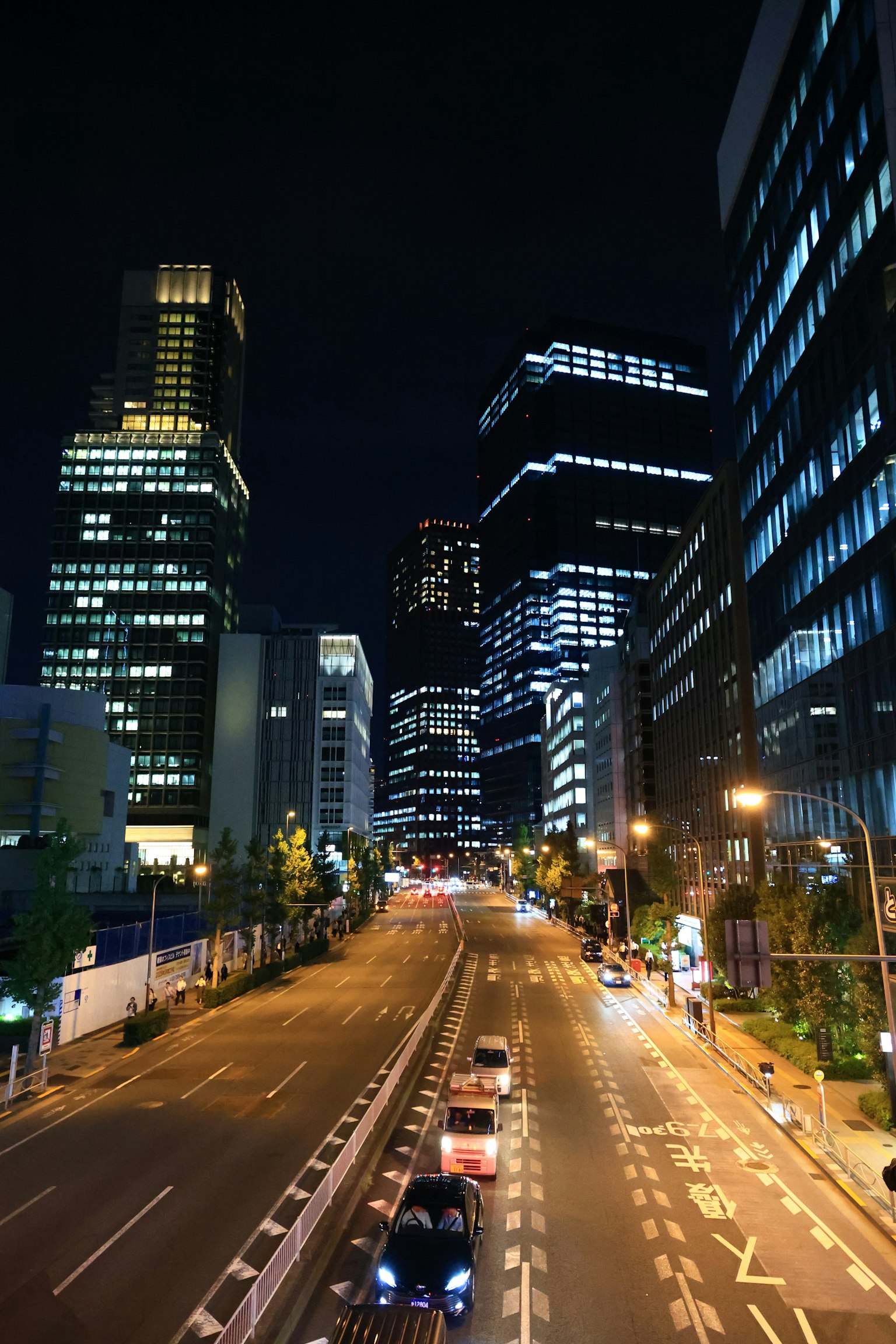 夜间城市景观高楼大厦和繁忙的道路