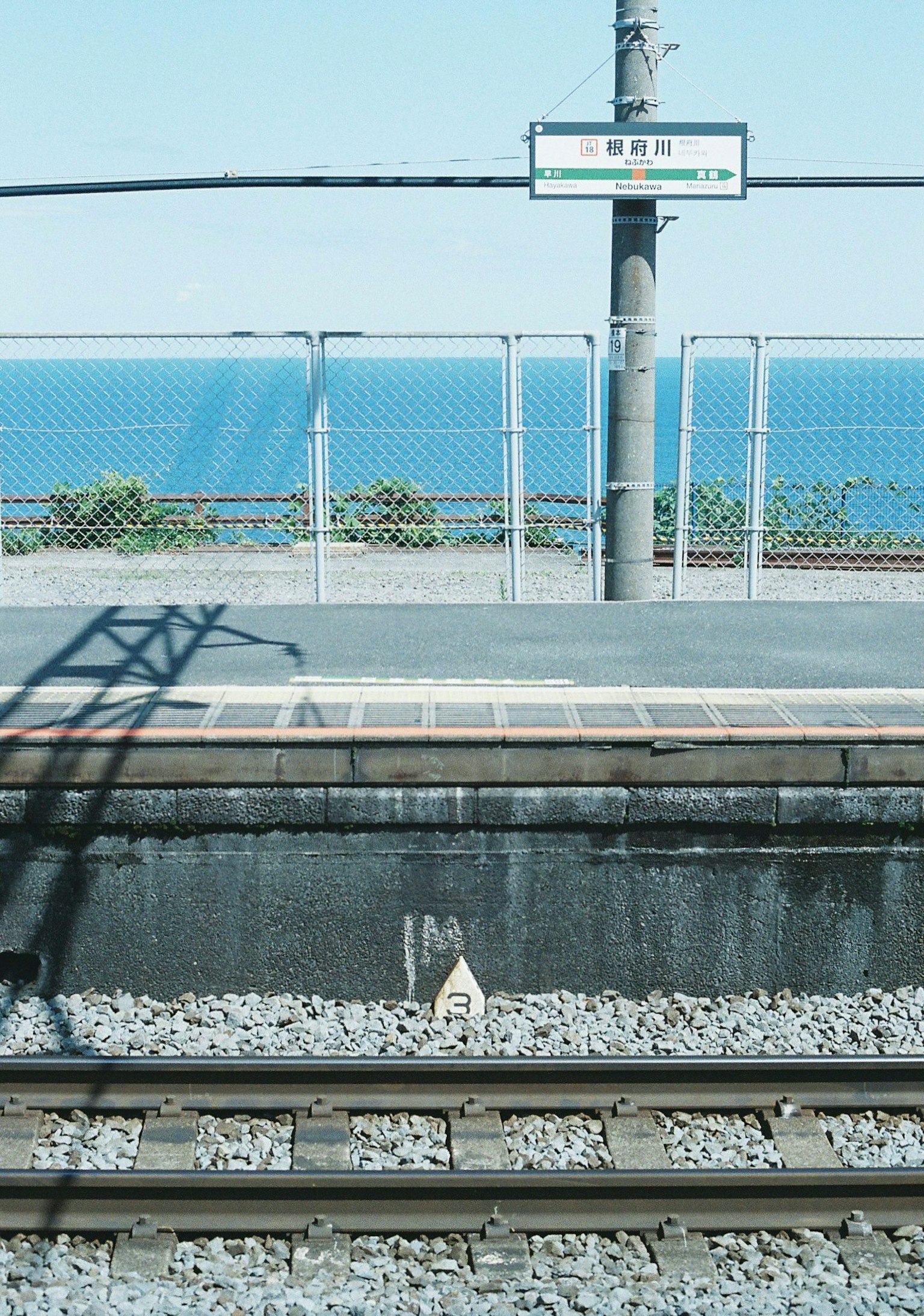 Piattaforma della stazione con vista sull'oceano sullo sfondo