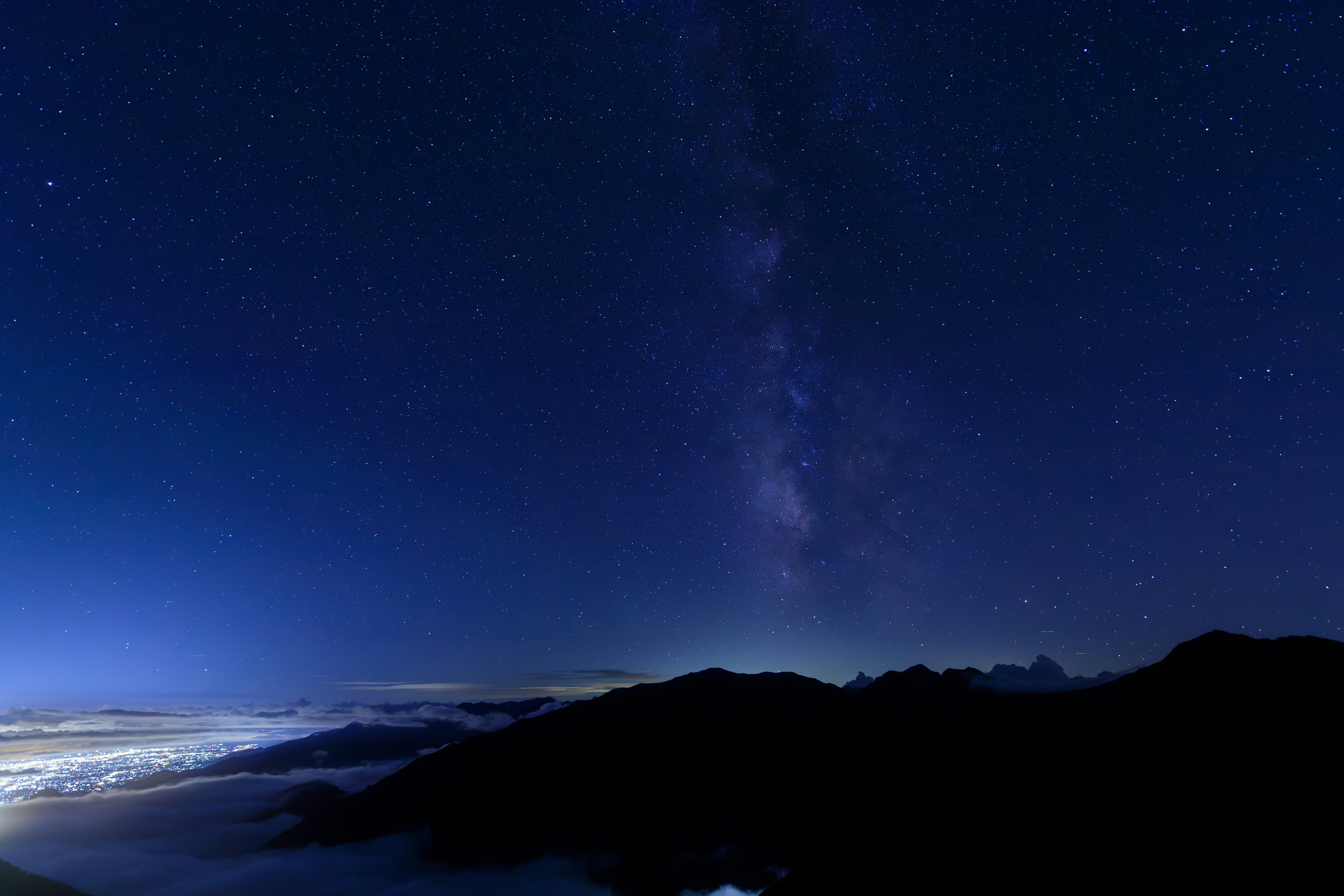雲海の上に広がる爺ヶ岳の満天の星空と天の川