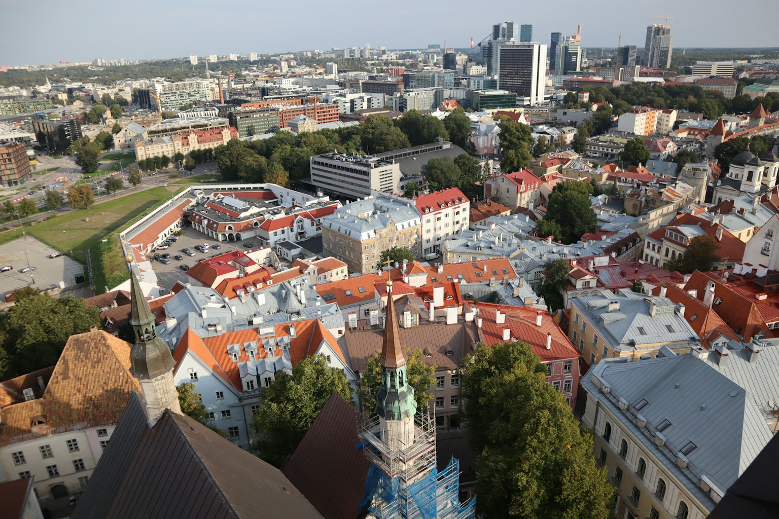 Luftaufnahme der Altstadt von Tallinn mit modernen Gebäuden im Hintergrund