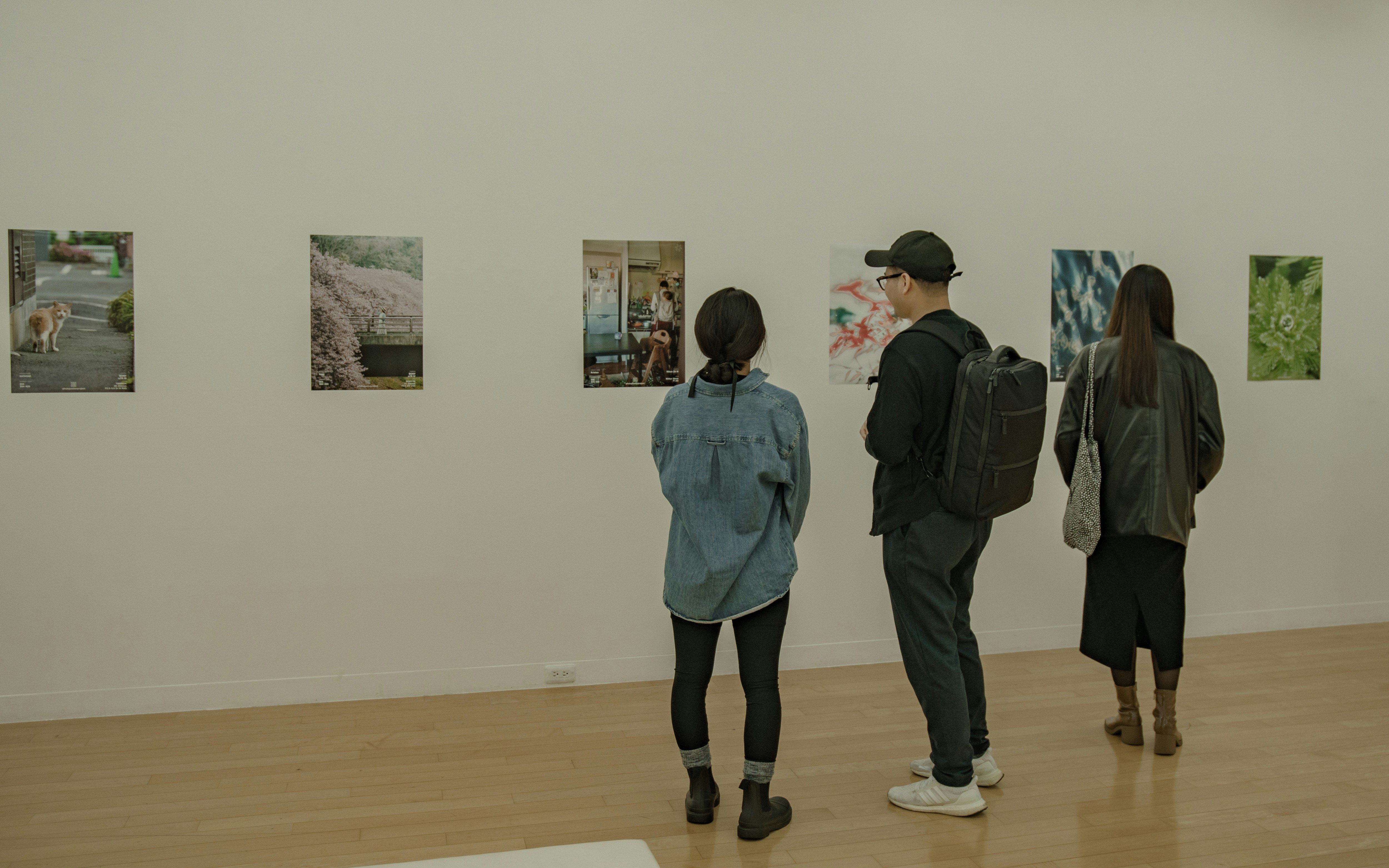 横浜市民ギャラリーあざみ野の展示室で作品を見上げる人々