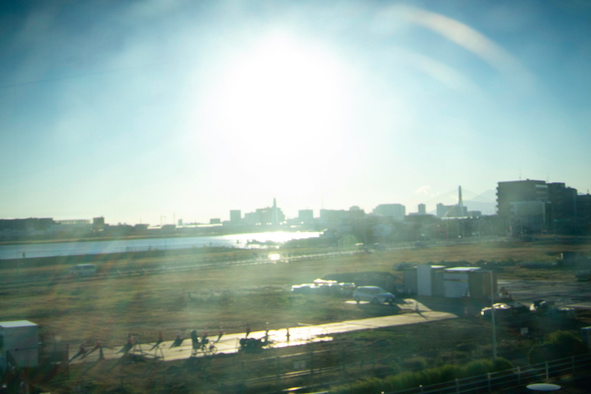 前往羽田機場的車窗外景：東京灣景色