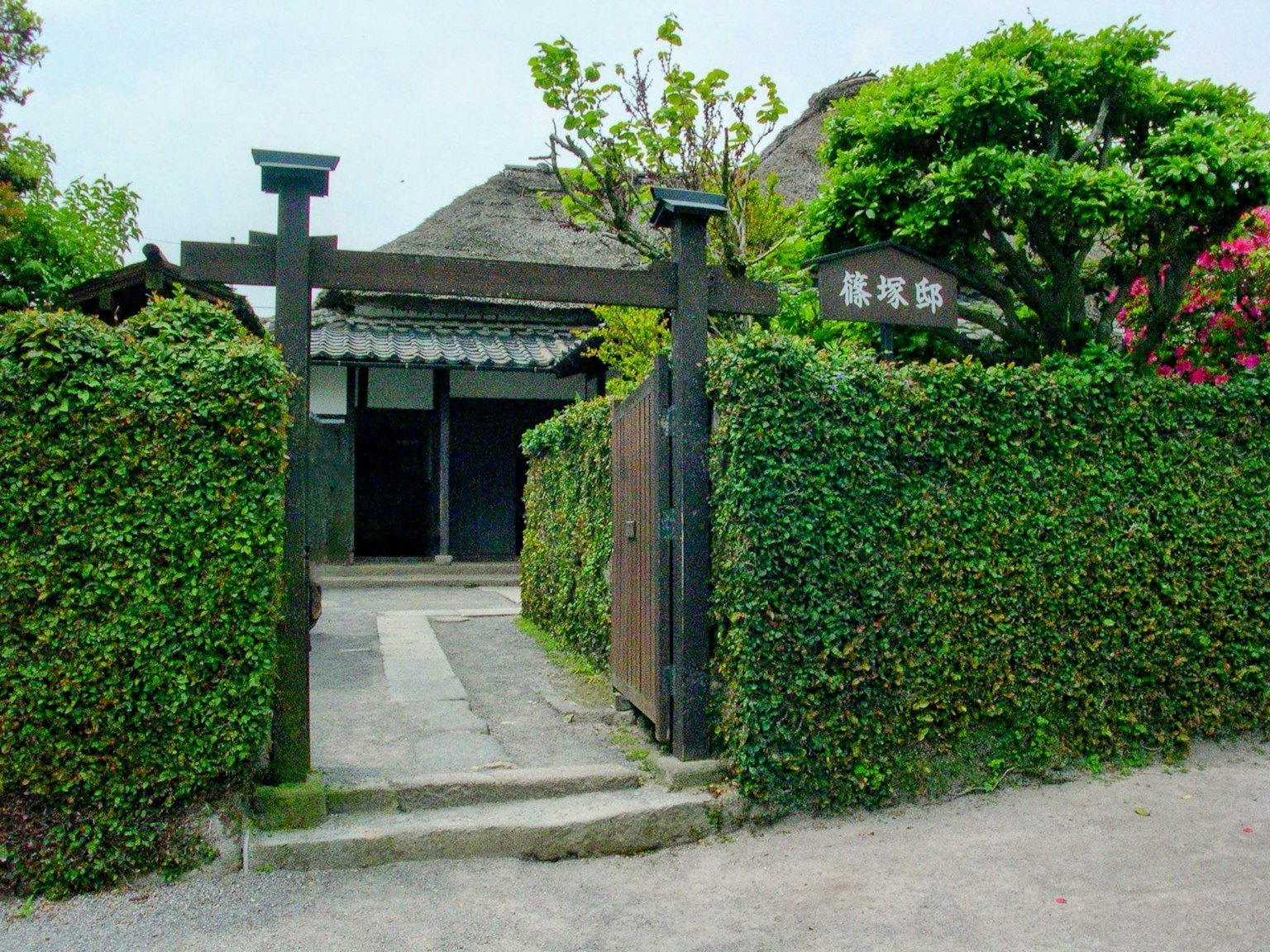 被绿色篱笆围绕的传统建筑入口