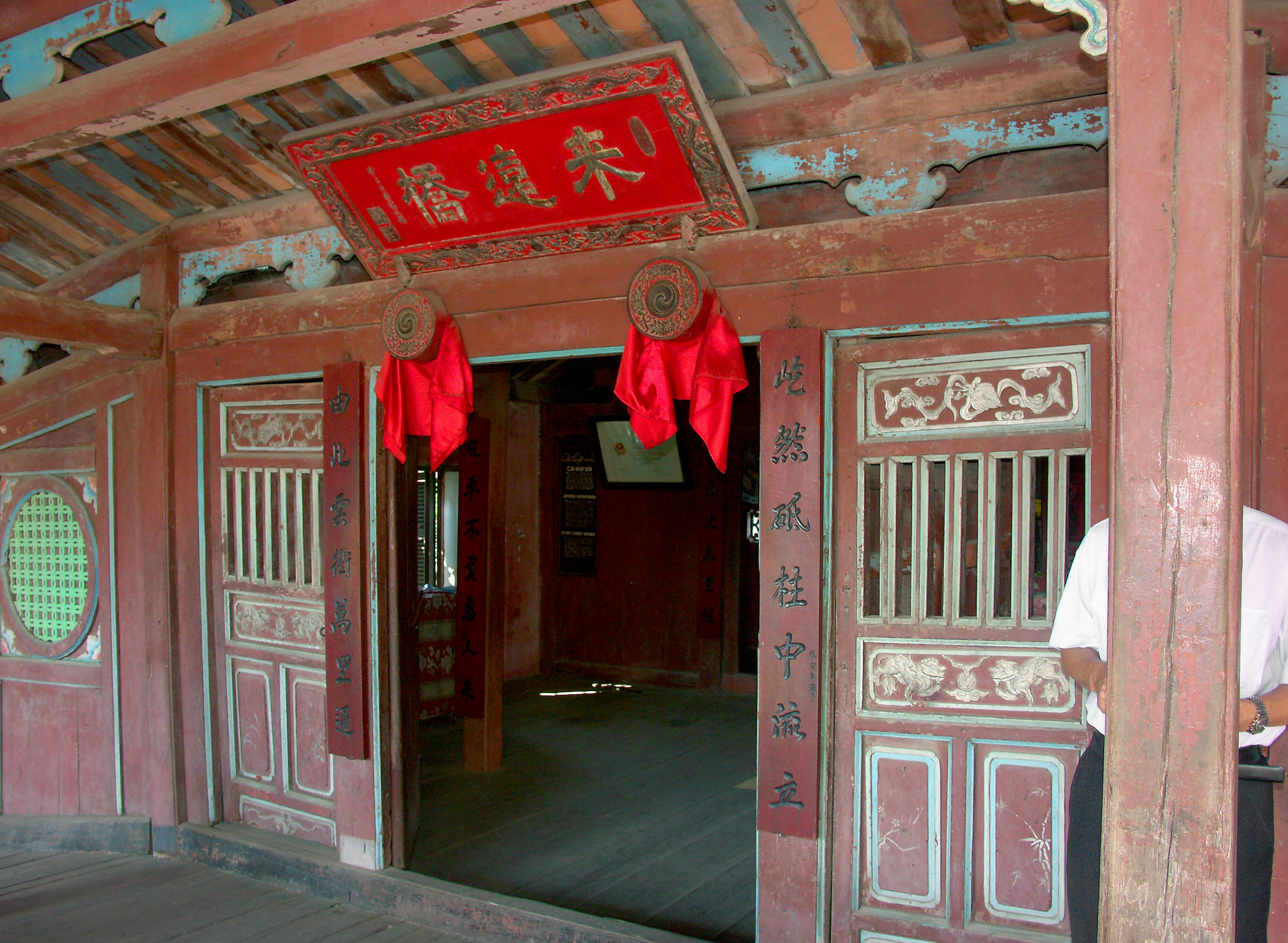 红色装饰门与门洞的巷道建筑入口
