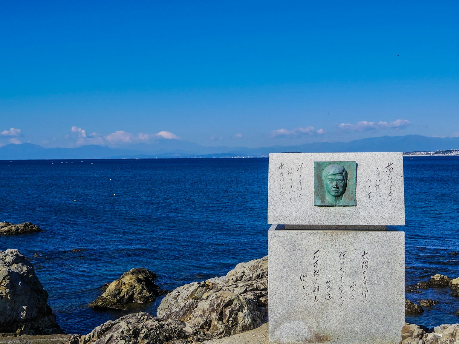 海岸纪念碑和蓝色海洋