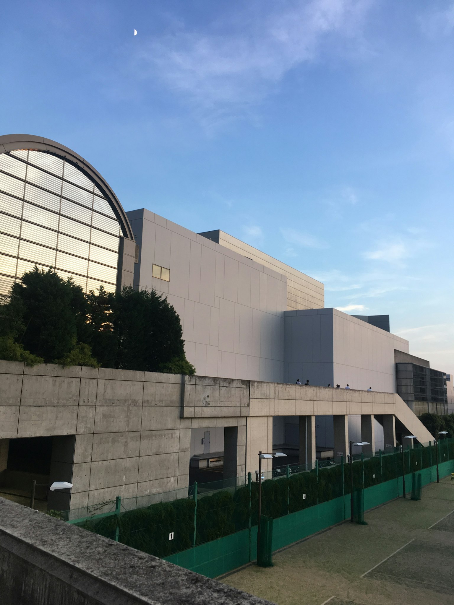 現代建築外觀與藍天