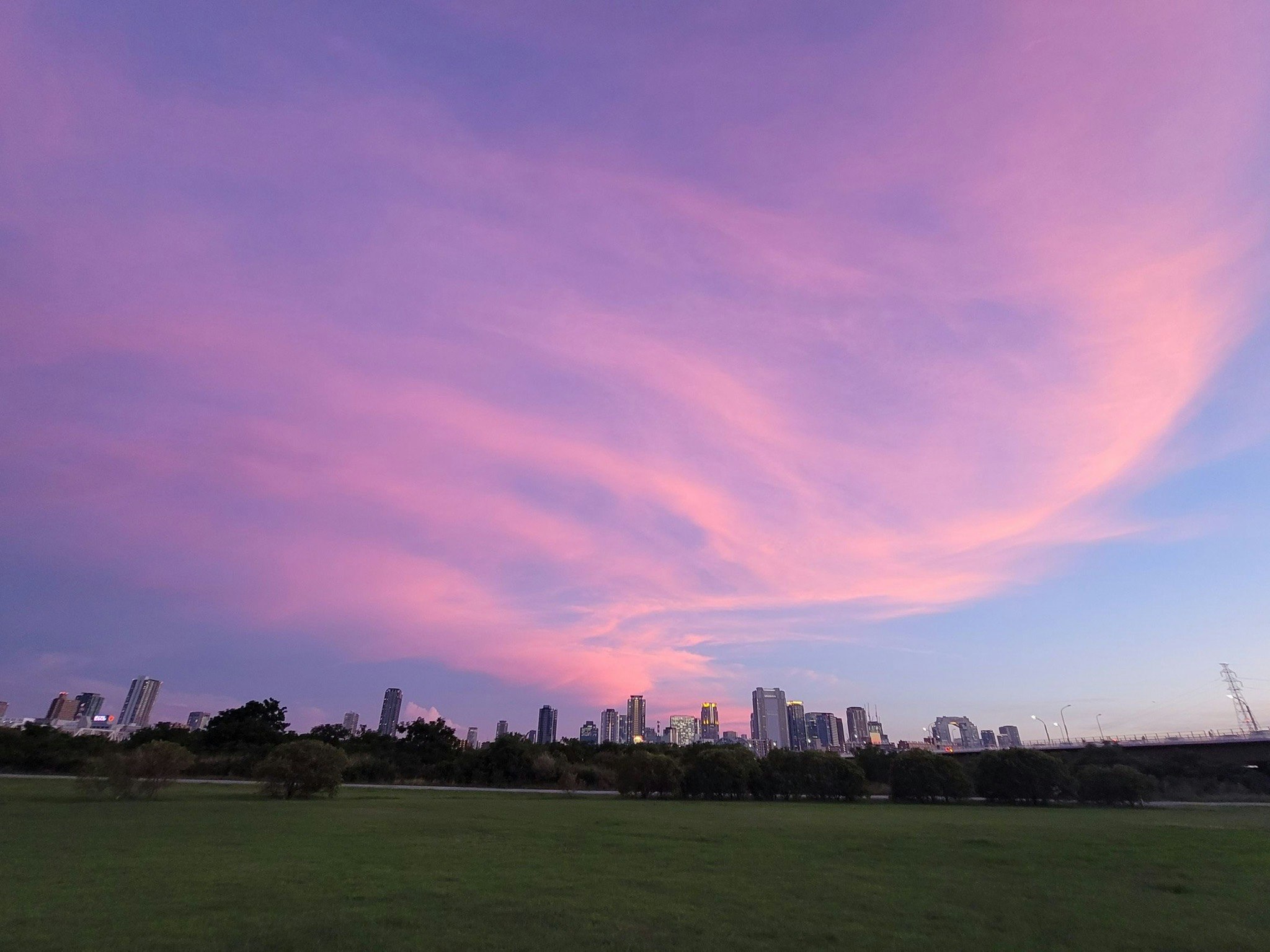 夕暮れの淀川沿いに広がる空と高層ビル群の遠景