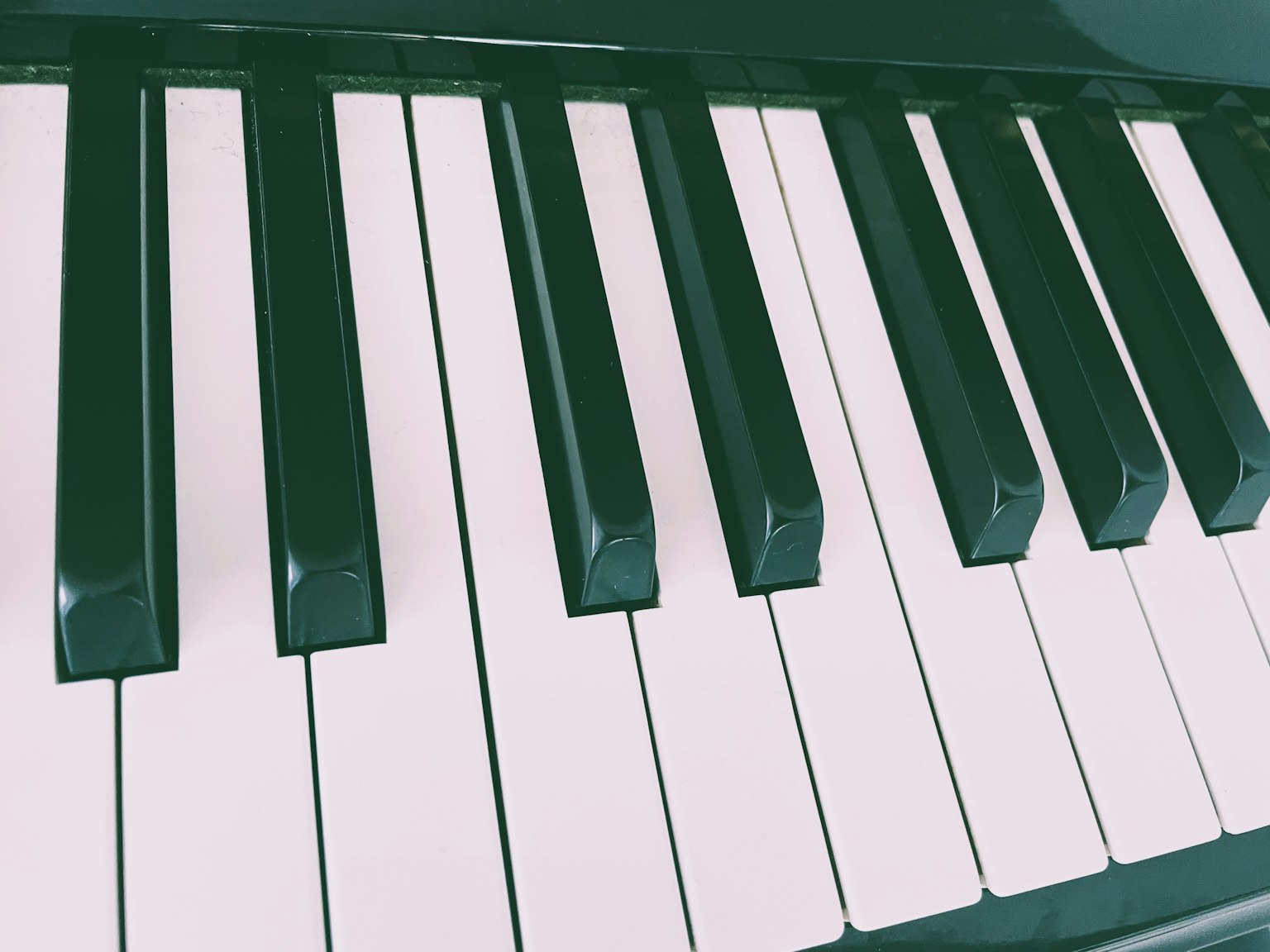 Primo piano di una tastiera di pianoforte nera con tasti bianchi e neri a contrasto