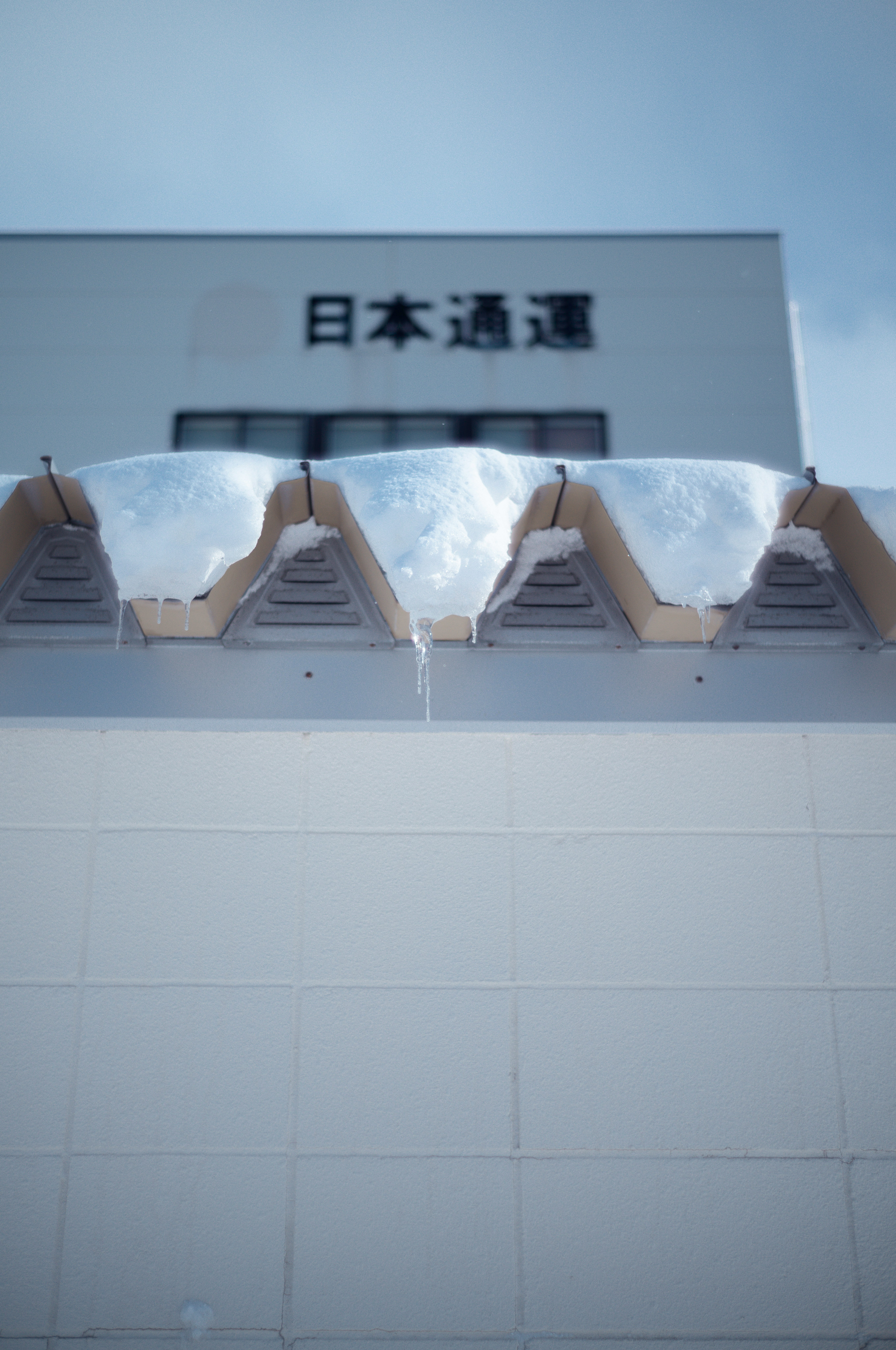 日本語の案内表示がある屋外の給水設備