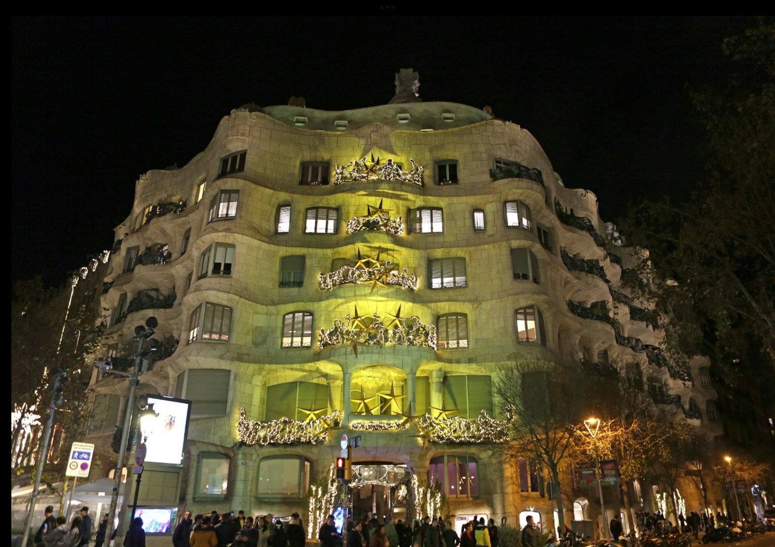 สถาปัตยกรรมและการตกแต่งที่สวยงามของ Casa Milà ในบาร์เซโลนาในตอนกลางคืน