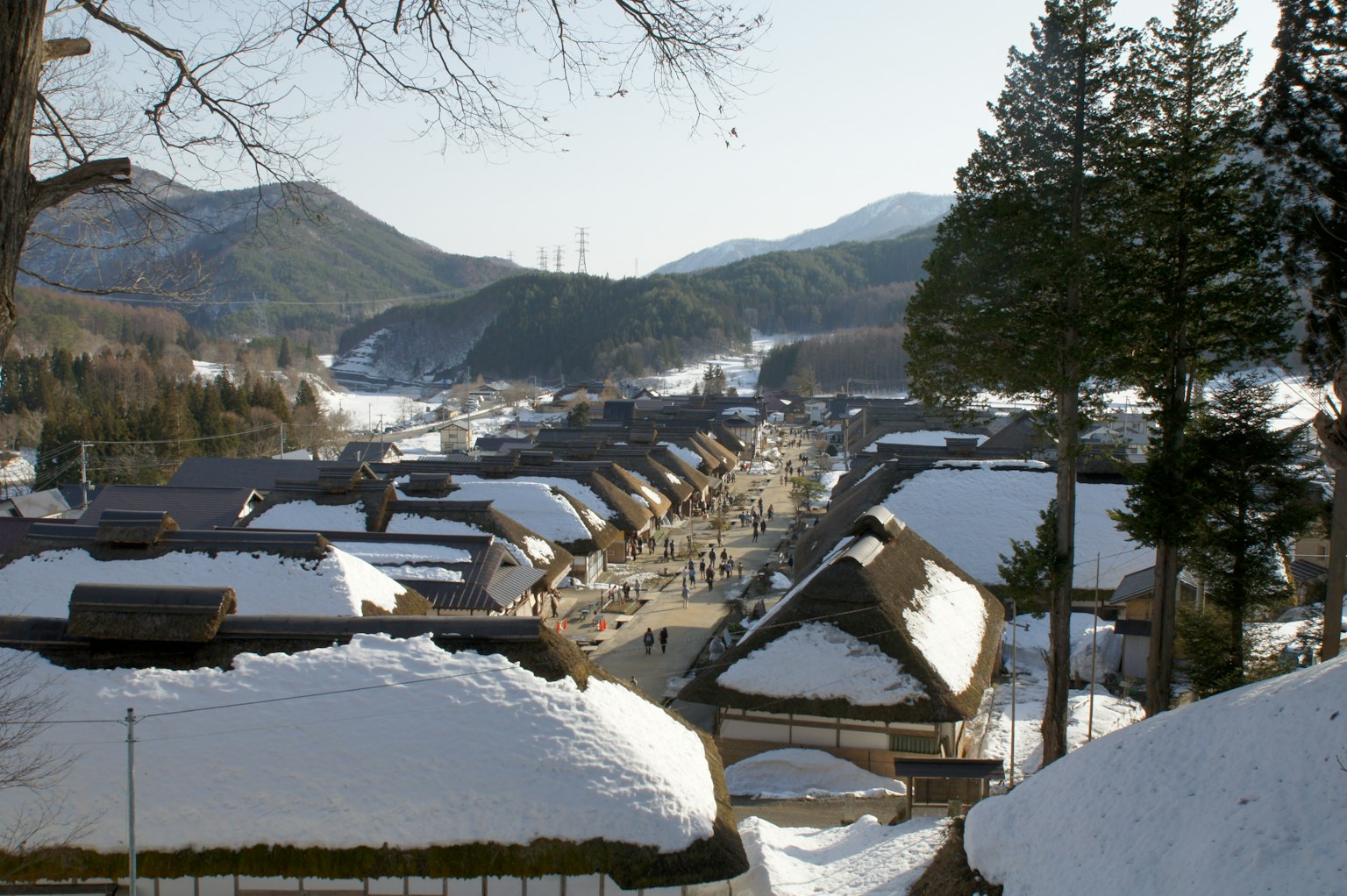 ทิวทัศน์หมู่บ้านดั้งเดิมที่ถูกหิมะปกคลุม โดยรอบด้วยภูเขา