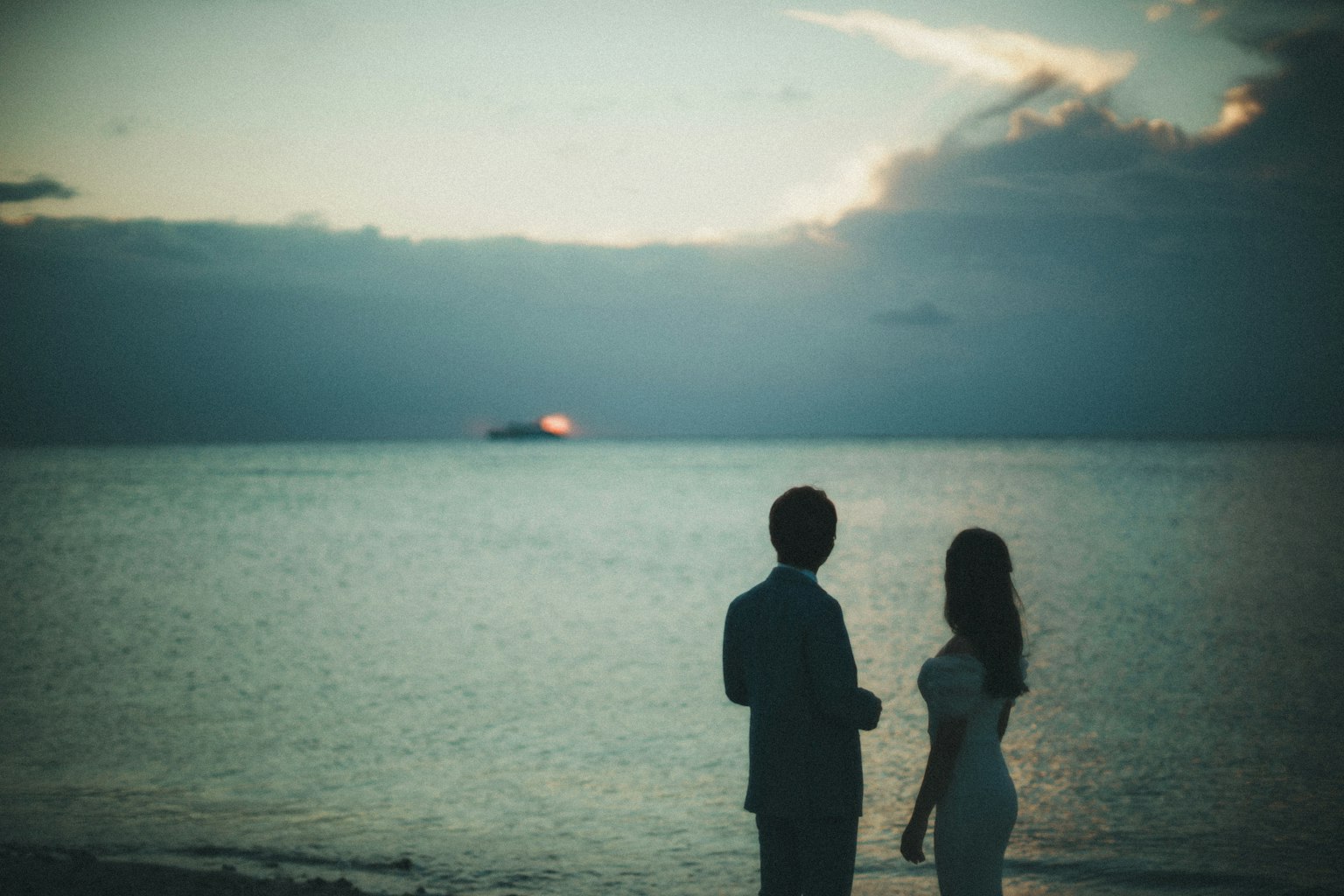 Silhouette di una coppia che guarda il tramonto sull'oceano
