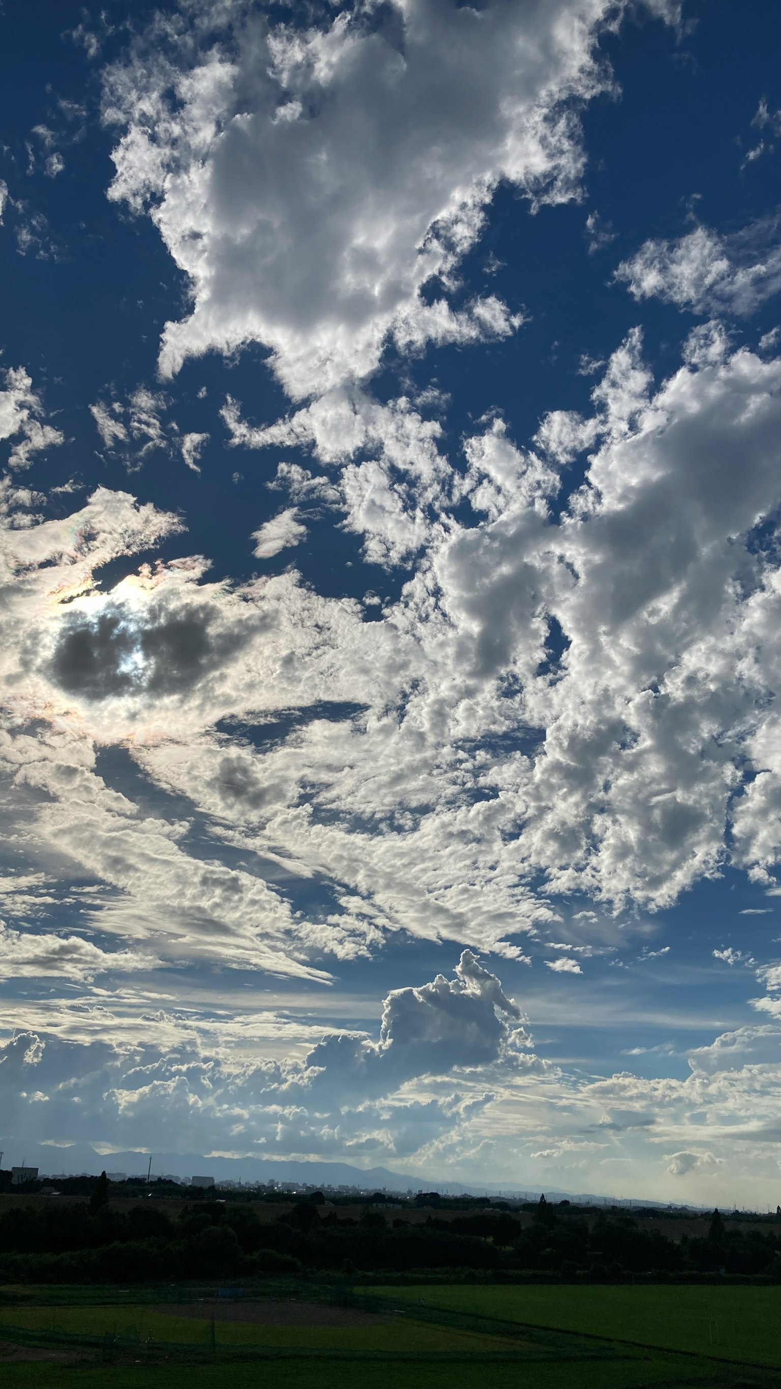 Pemandangan indah dengan langit biru dan awan putih