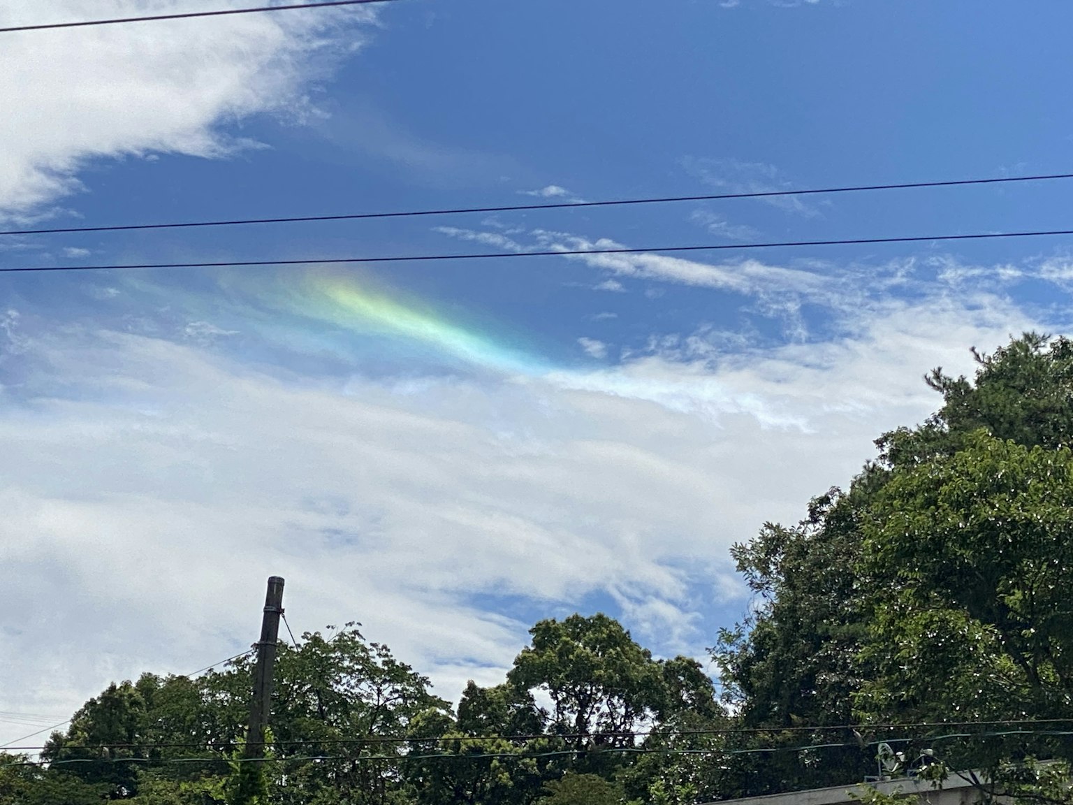 Une vue pittoresque d'un nuage coloré en arc-en-ciel dans un ciel bleu