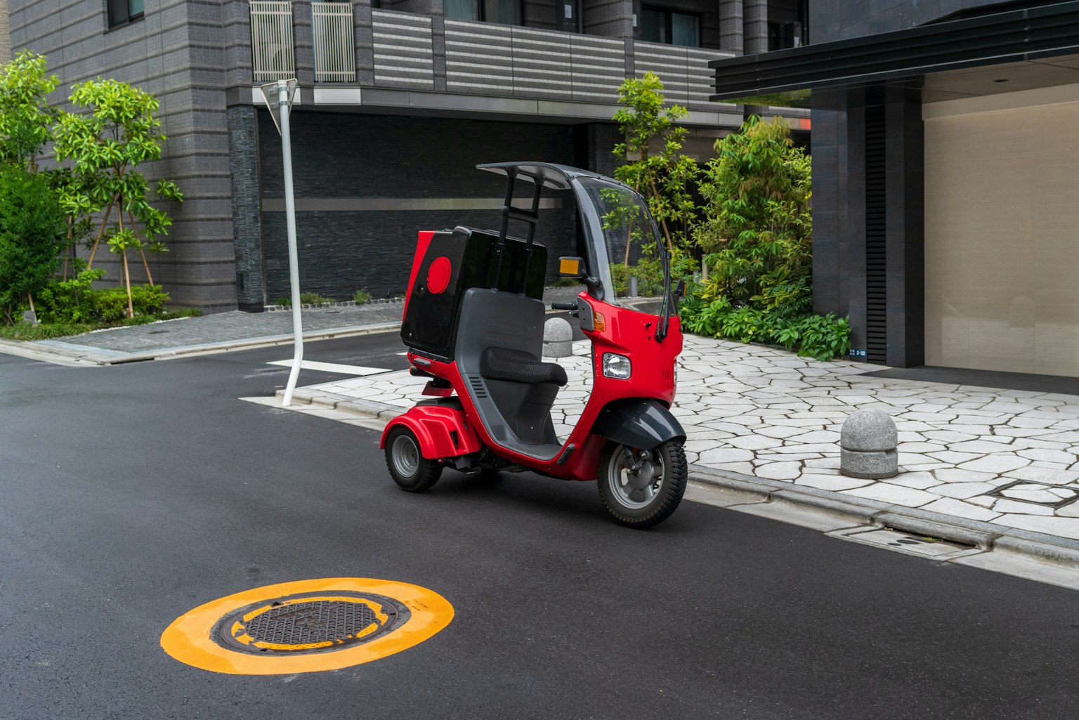 城市街道上停著的紅色電動三輪車