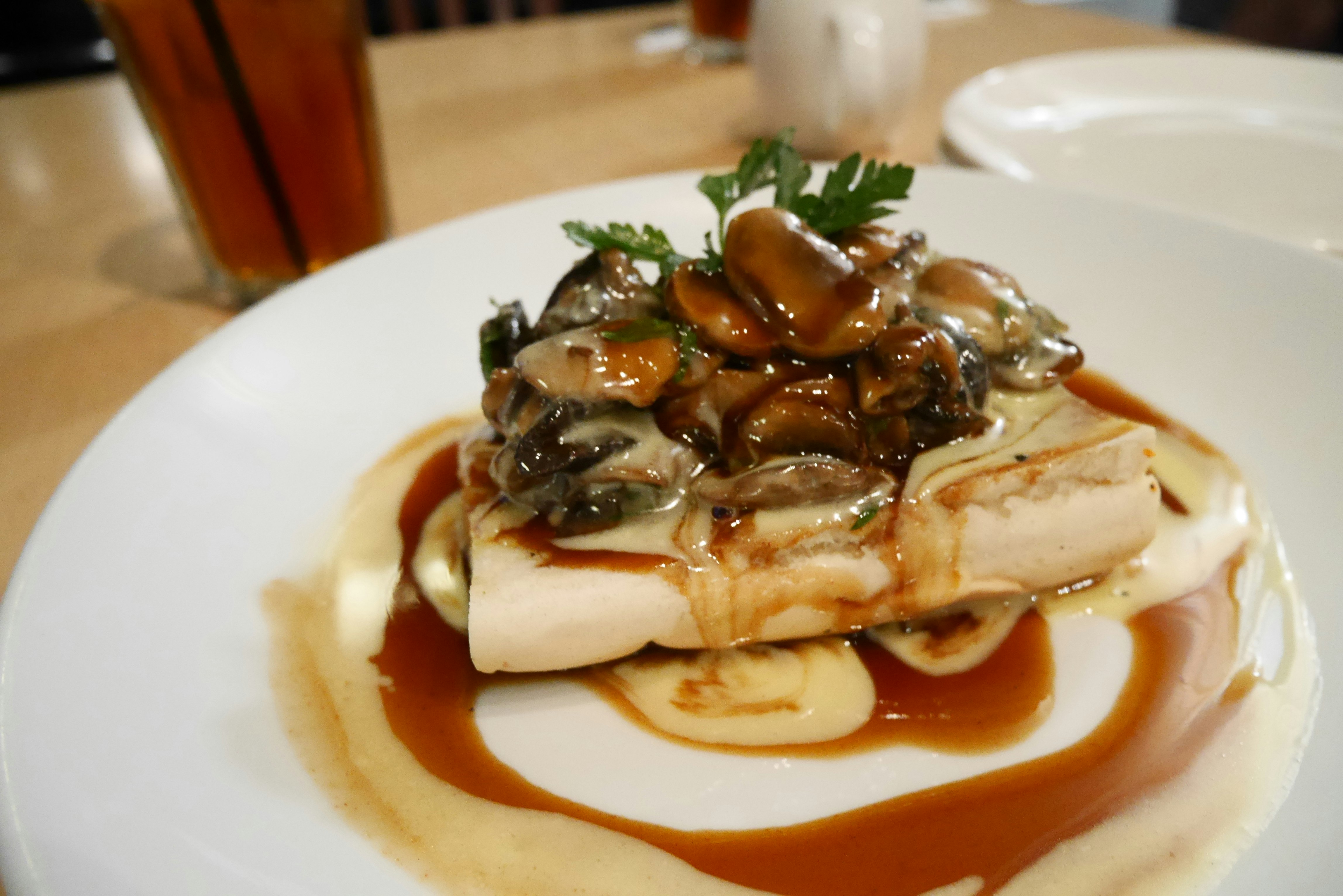 淋醬的豬肉料理擺盤