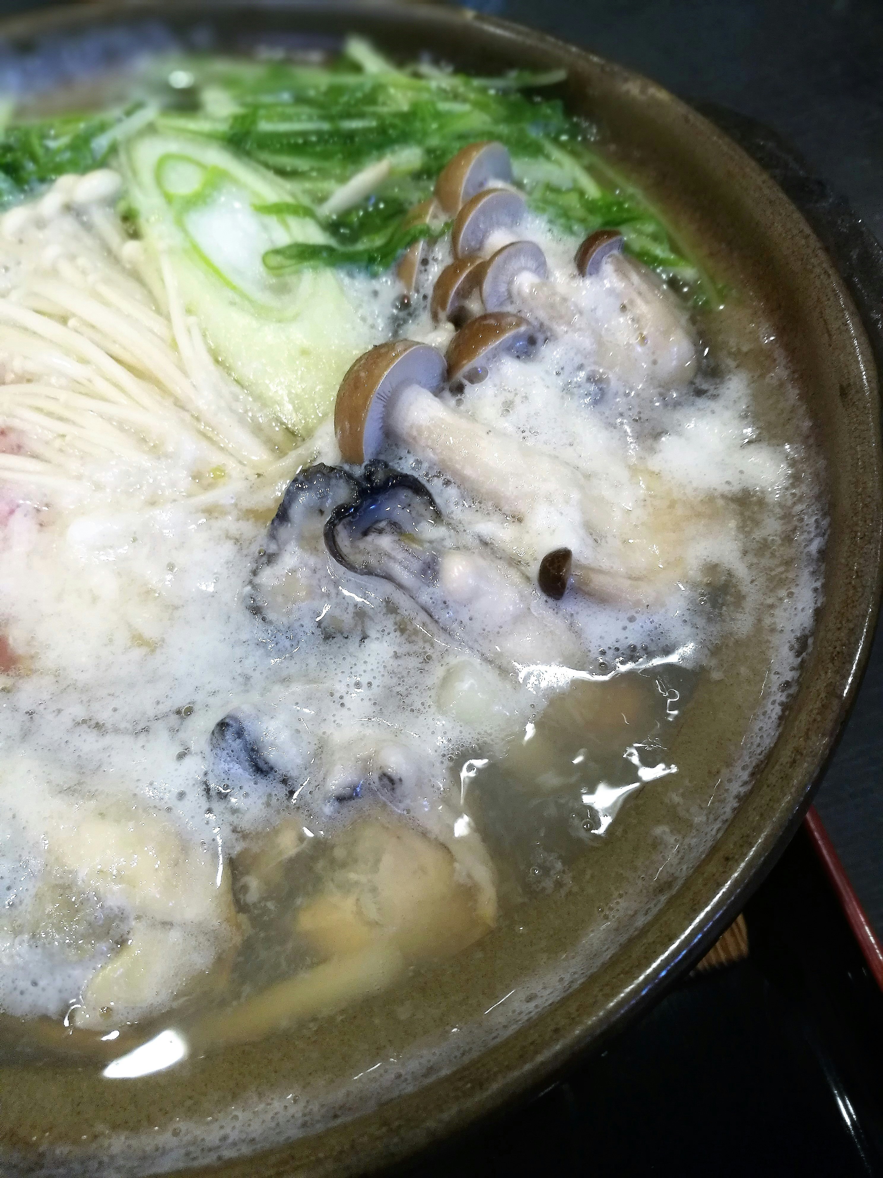 蛤蜊汤在锅里沸腾的特写