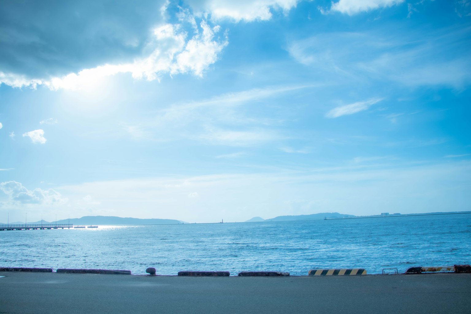 Vista panoramica di un oceano blu e cielo con luce solare che si riflette sull'acqua