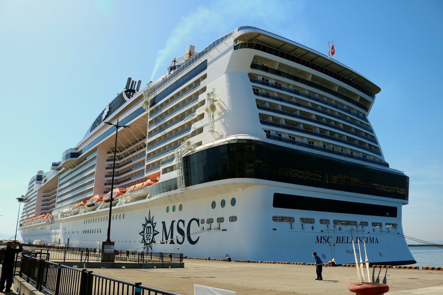 一艘豪華的MSC郵輪停靠在港口