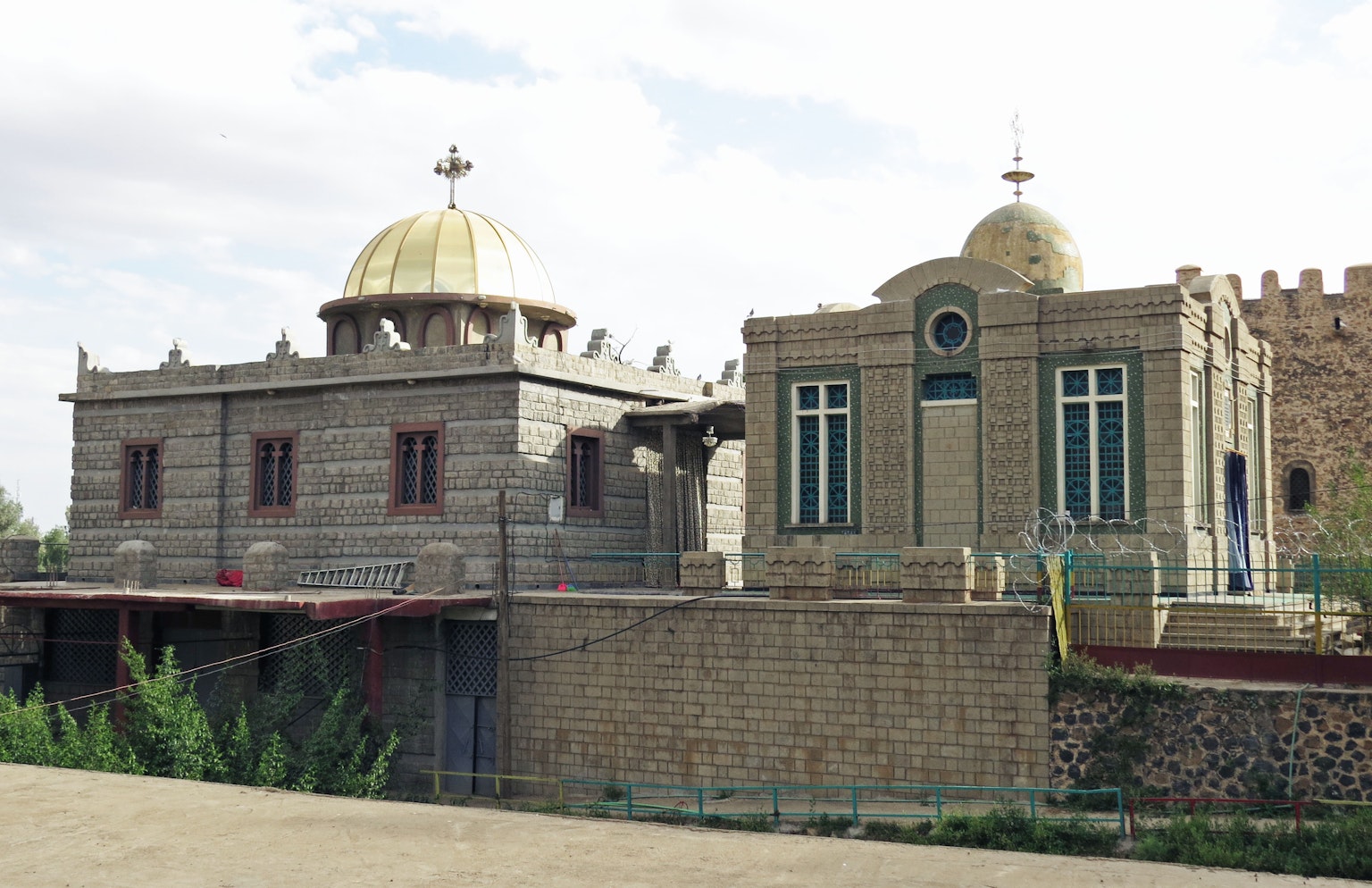 埃塞俄比亚教堂建筑，特点是金色圆顶和石墙