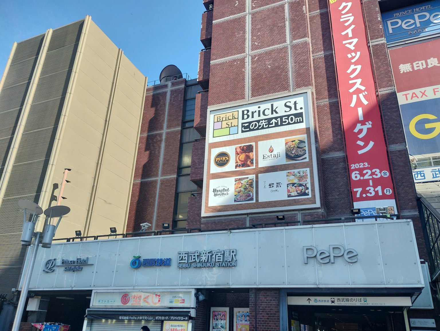 街道景观，展示带有标志和商店的砖砌建筑