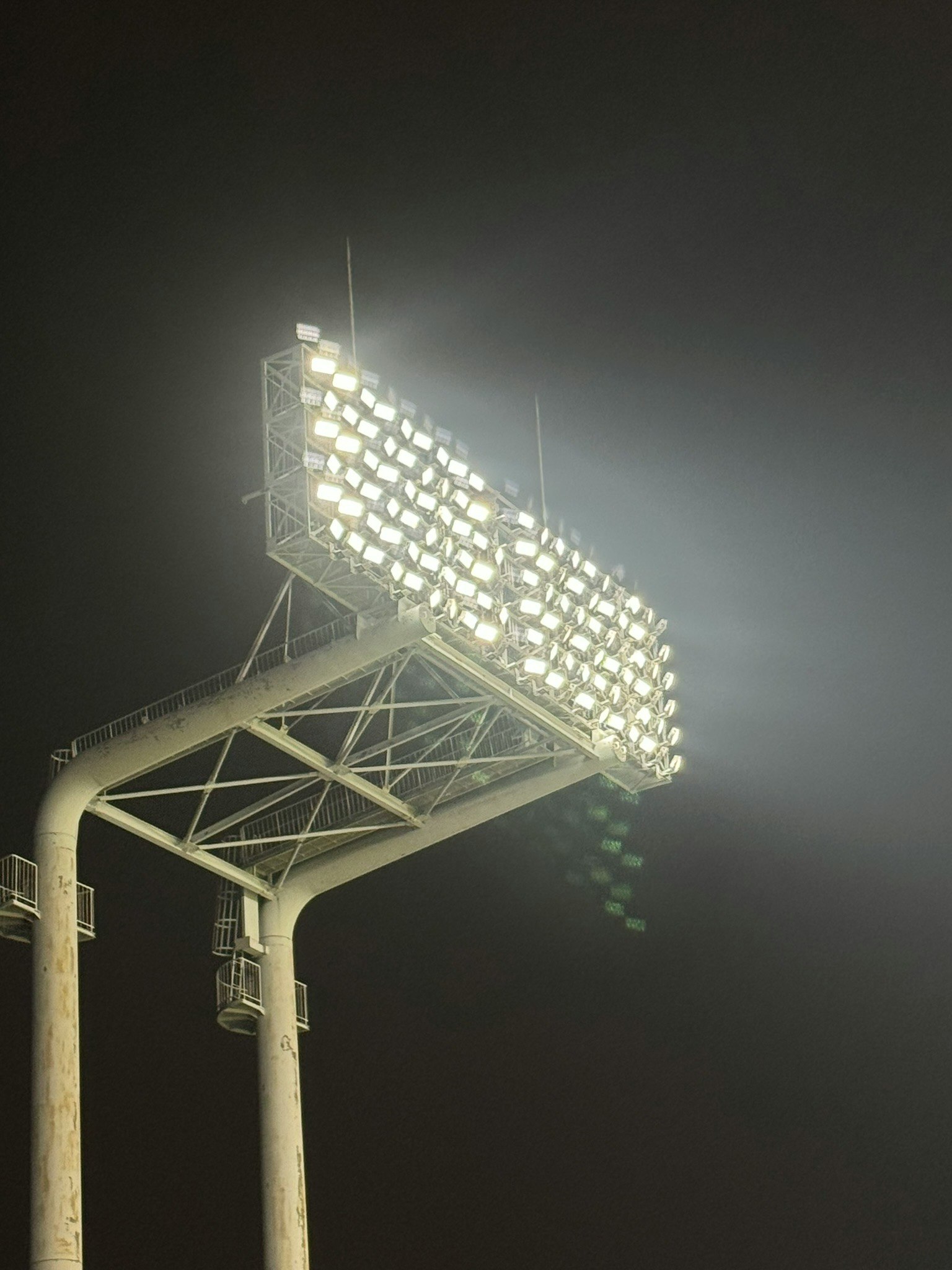 ナイター照明が点灯した野球場の照明塔