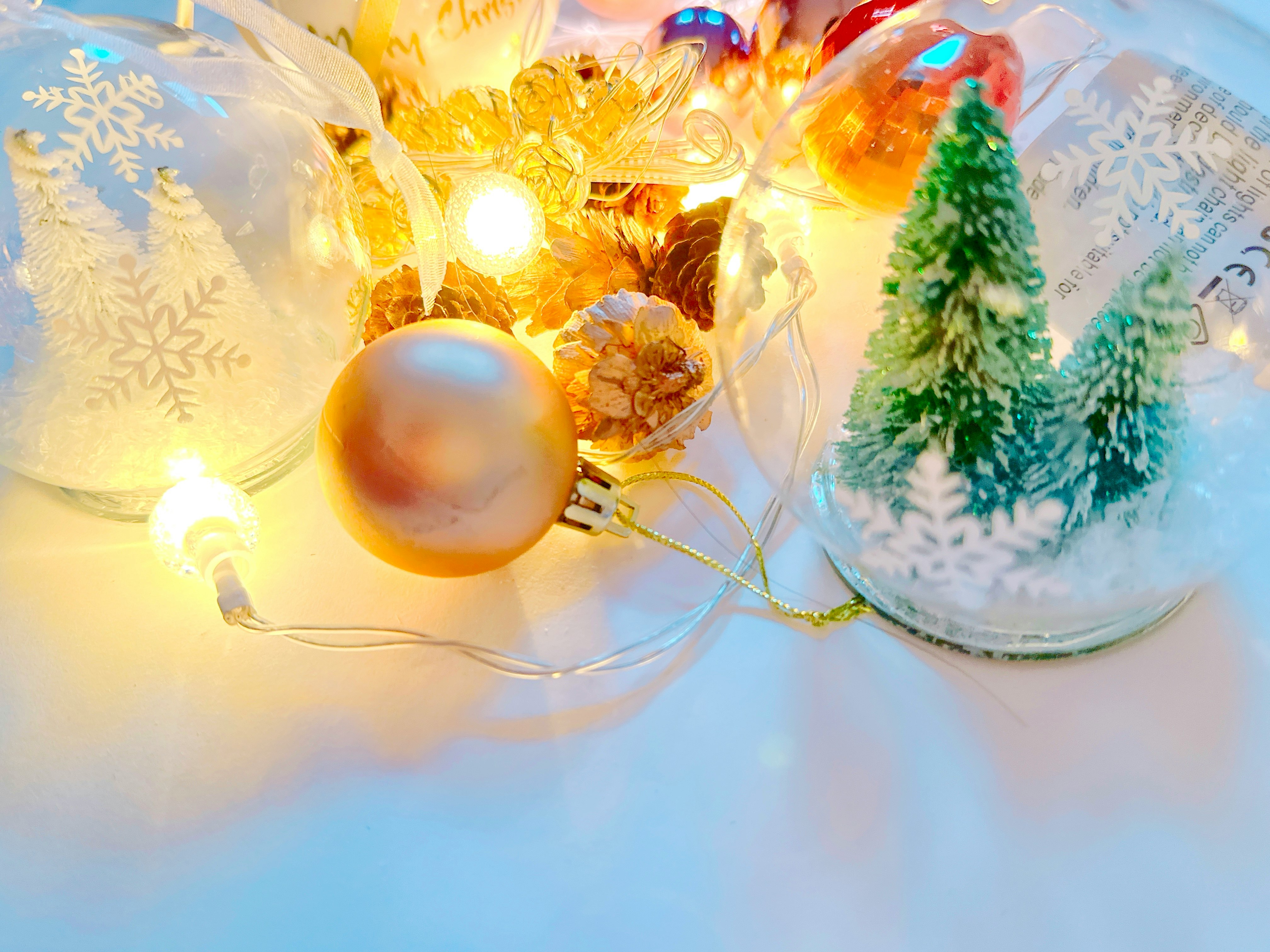 雪の結晶の飾りとオーナメントが並ぶクリスマスのテーブル