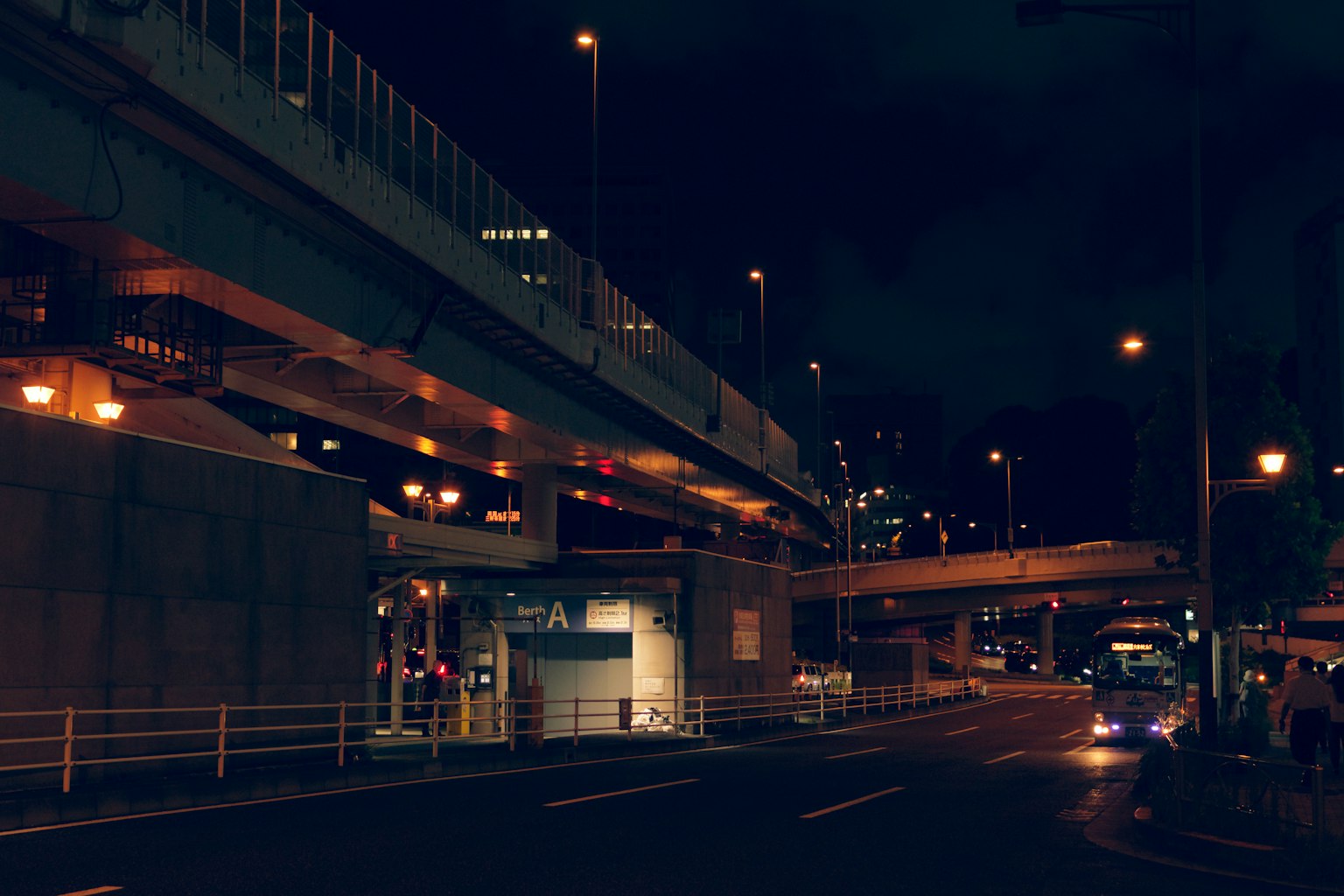 Scena urbana notturna con strade elevate e luci di strada brillanti