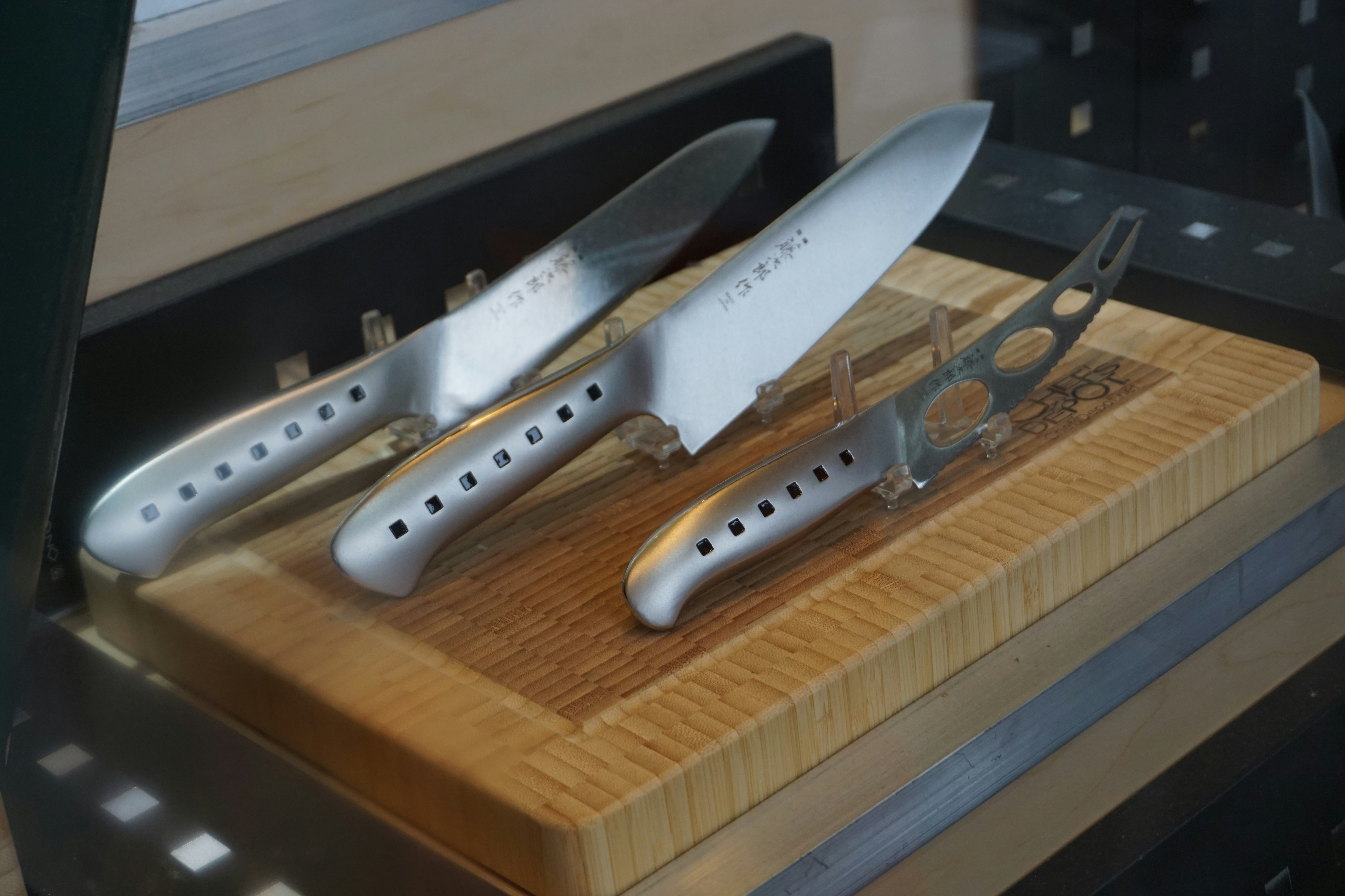 木製トレイに並ぶ飛行機模型のクローズアップ