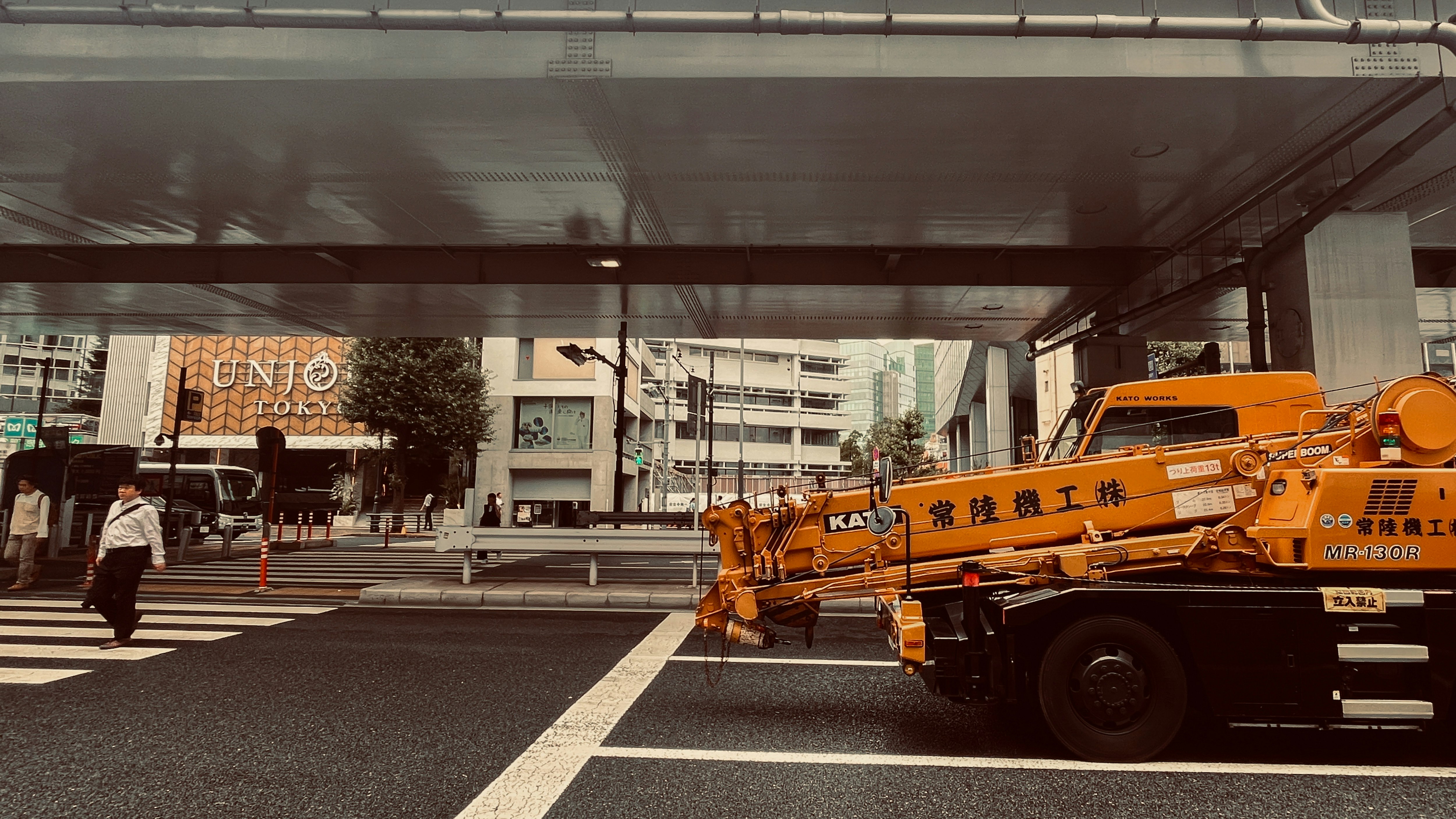Eine urbane Kreuzungsszene mit geparktem Kranwagen