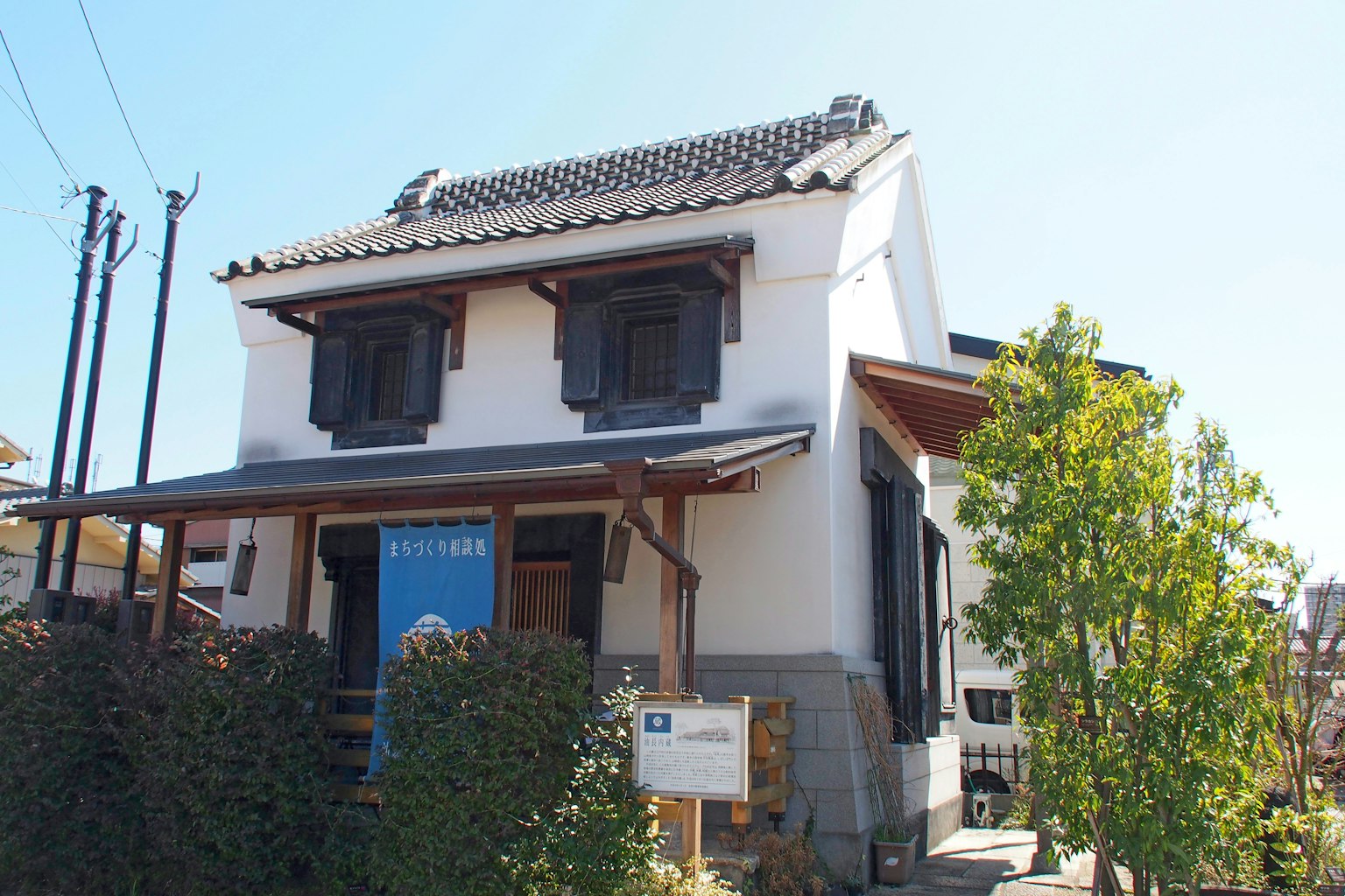 Exterior de una casa japonesa tradicional con vegetación