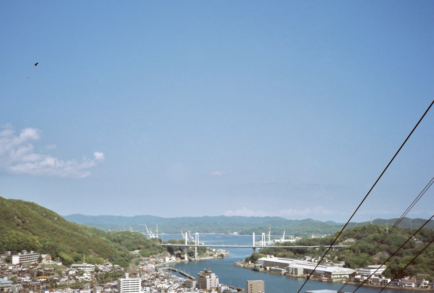 湾岸の山並みと港の風景