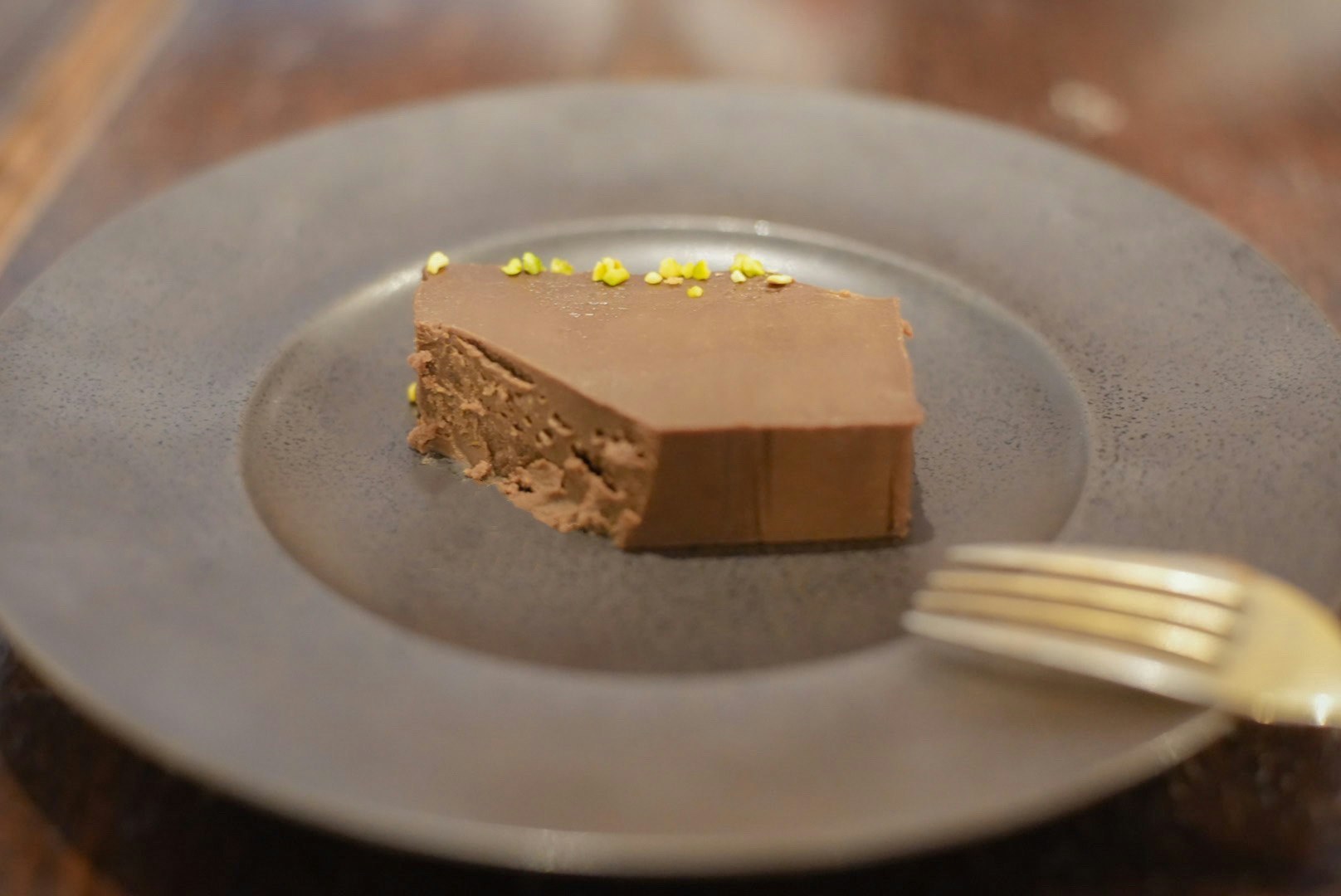 皿に盛られたチョコレートケーキのデザート