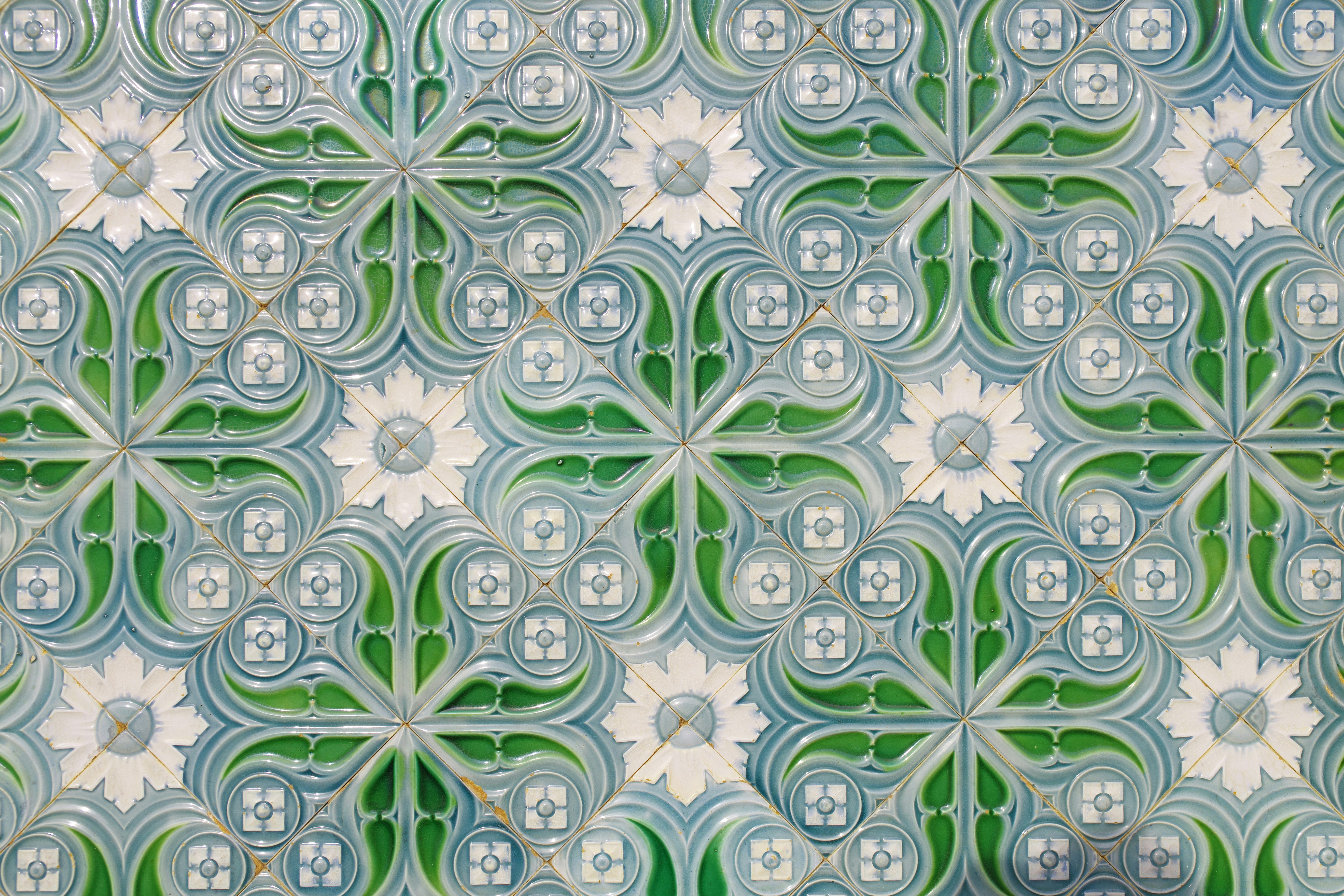 dinding ubin bermotif geometris