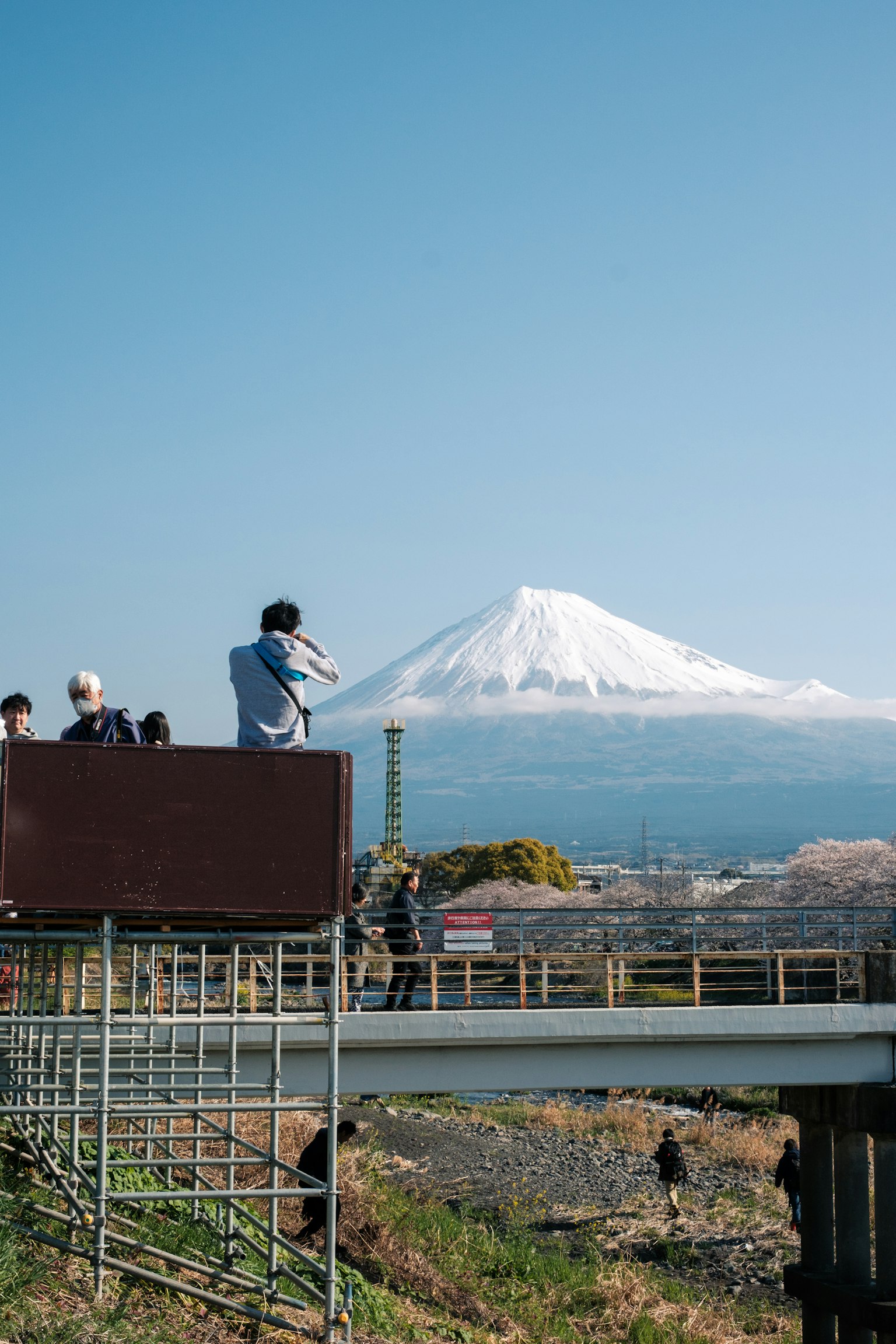 遊客在富士山背景下拍照