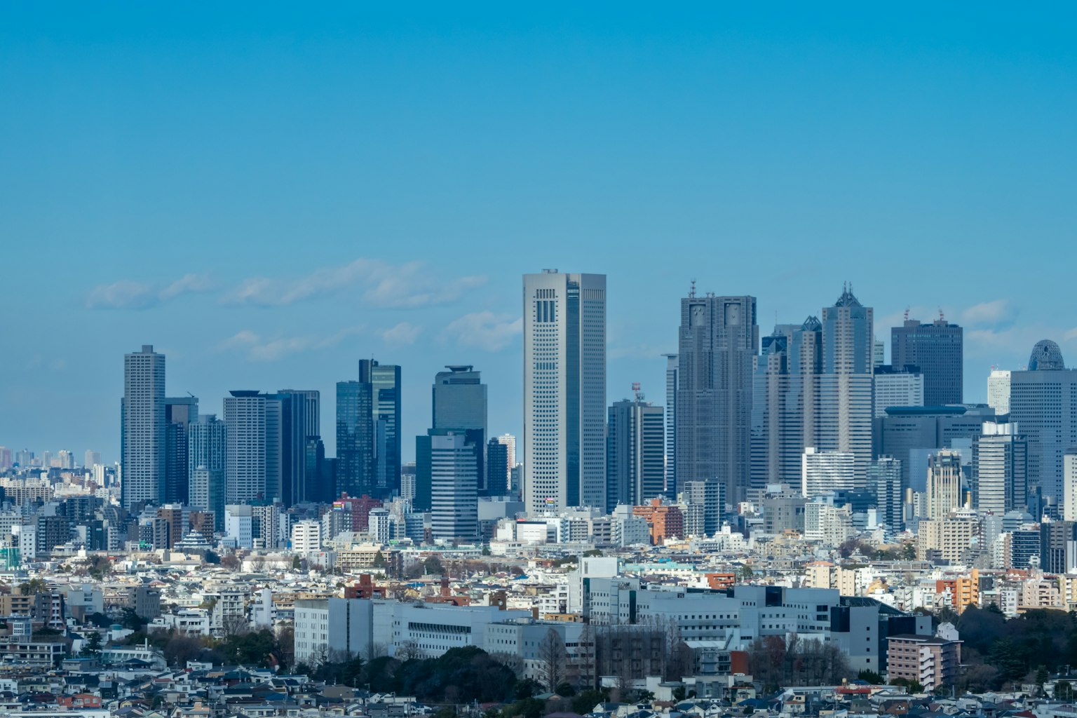 Garis cakrawala Tokyo dengan gedung pencakar langit dan langit biru jernih