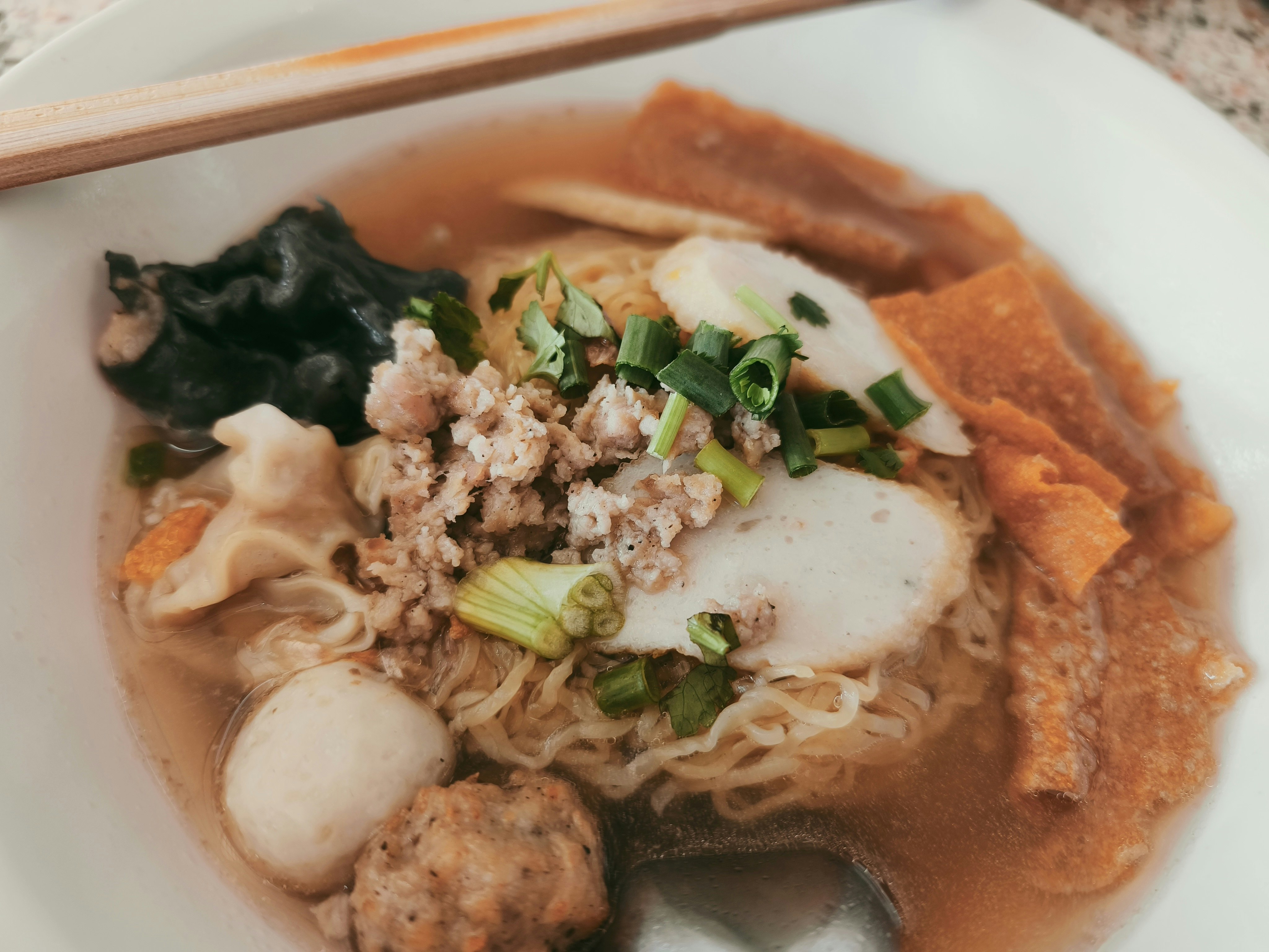 白い器に盛られたラーメン風のスープと具材