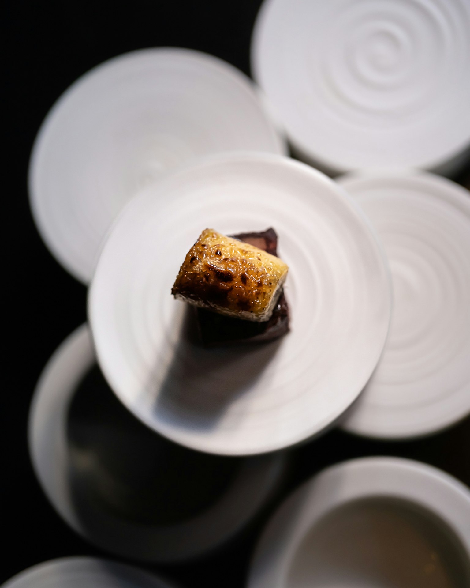 Gros plan d'une pâtisserie sur une assiette blanche