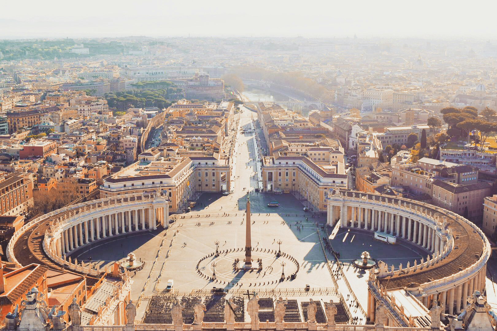 vista aerea di una piazza circolare e di un lungo viale