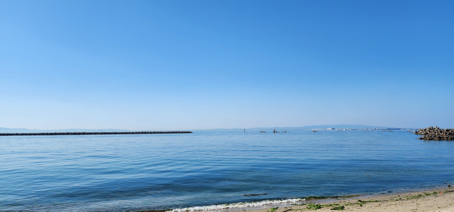宁静的海滩景观，蓝天和大海