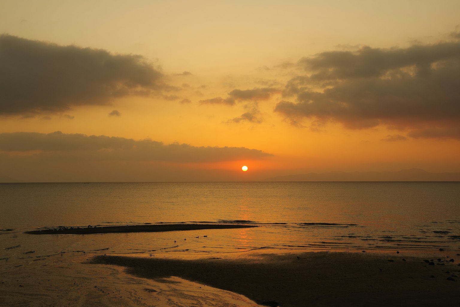 Hermoso paisaje de un atardecer reflejándose en el mar tranquilo