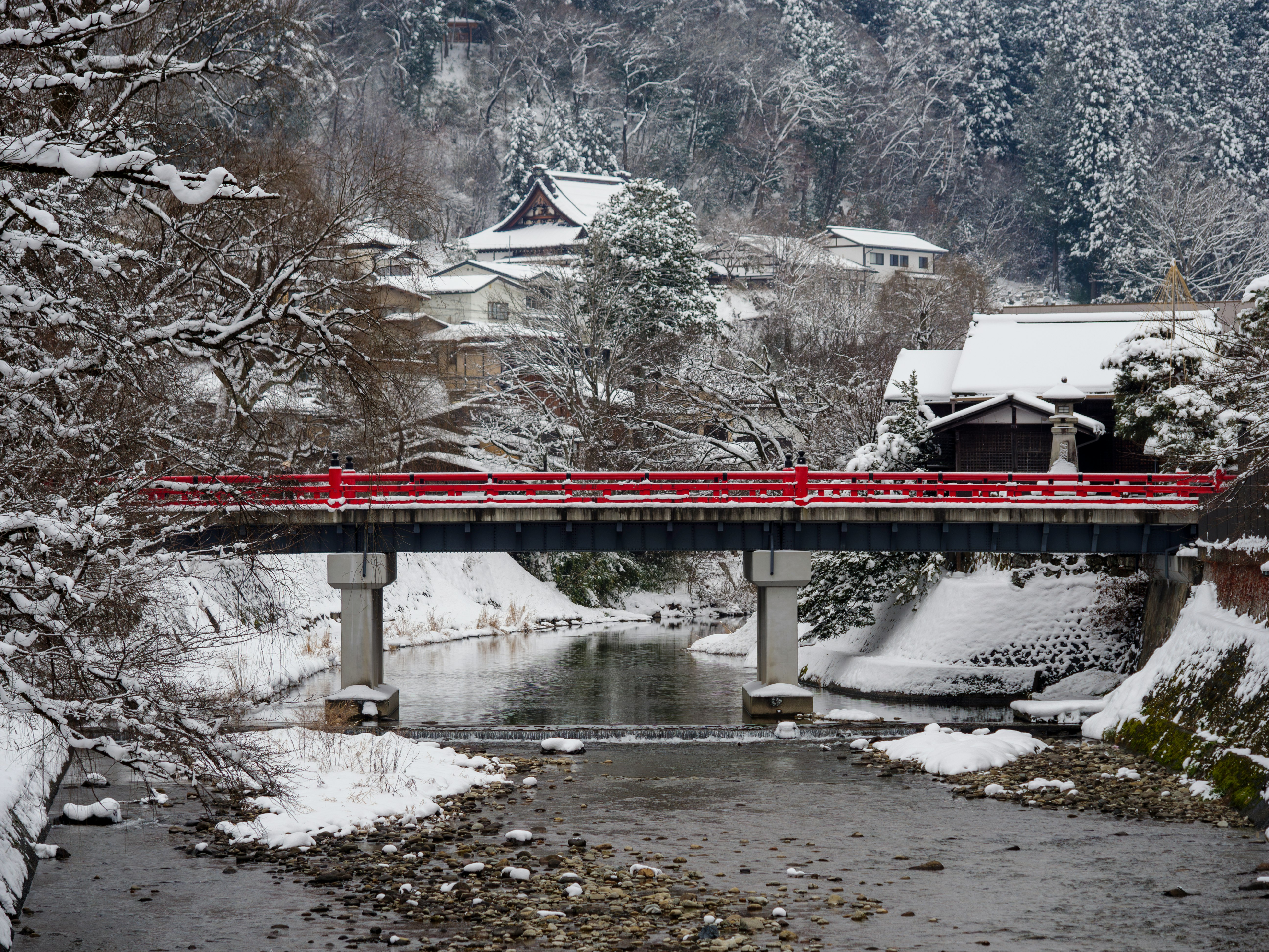 Vue enneigée du pont Nakabashi sur la rivière Miyagawa à Hida Takayama