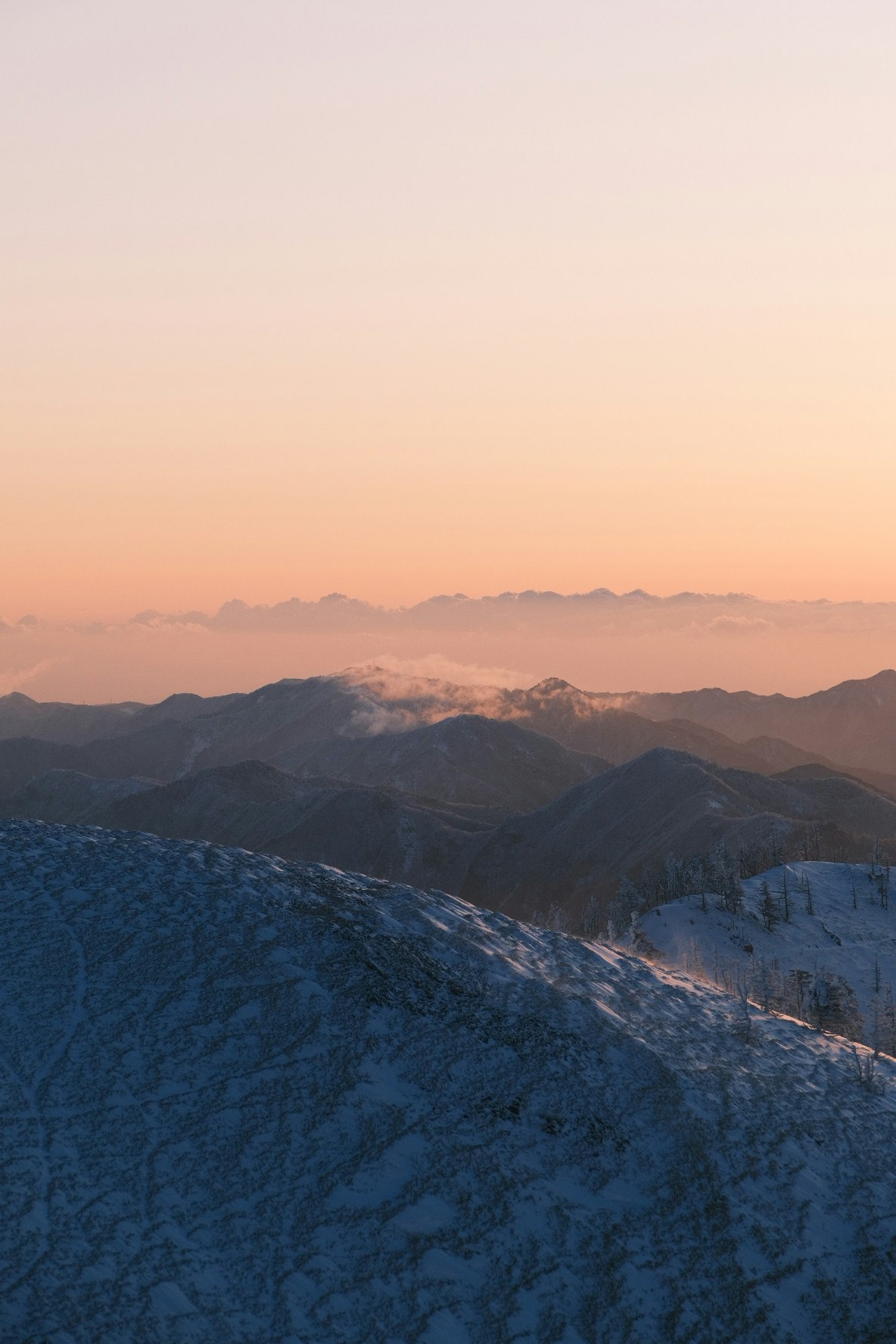 crinali montuosi nebbiosi al tramonto