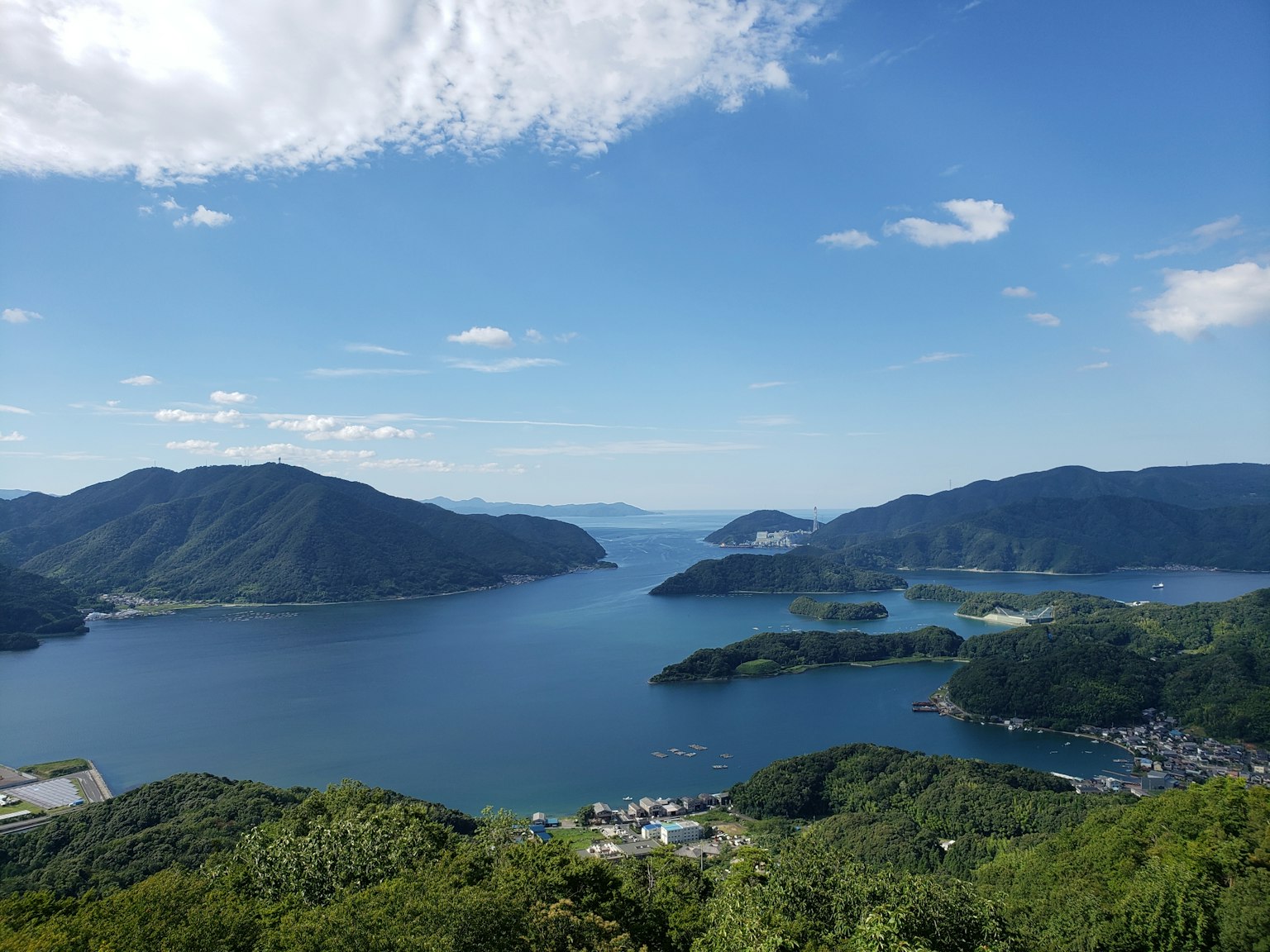 푸른 바다와 녹색 산의 경치