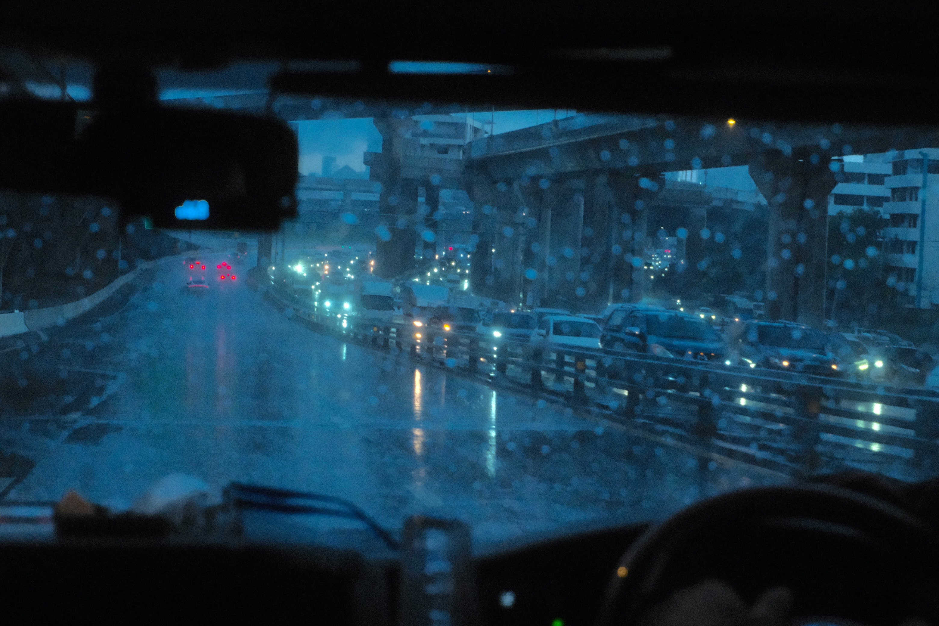 夜の高速道路を走る車内から見える街の光景