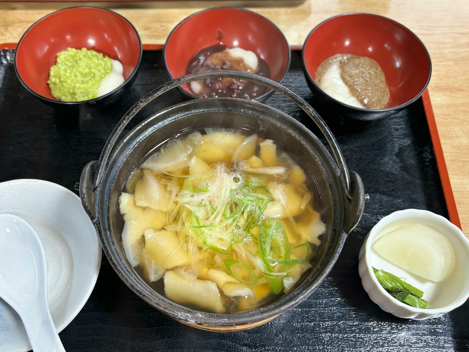 日本料理，特色是溫暖的鍋菜和配料