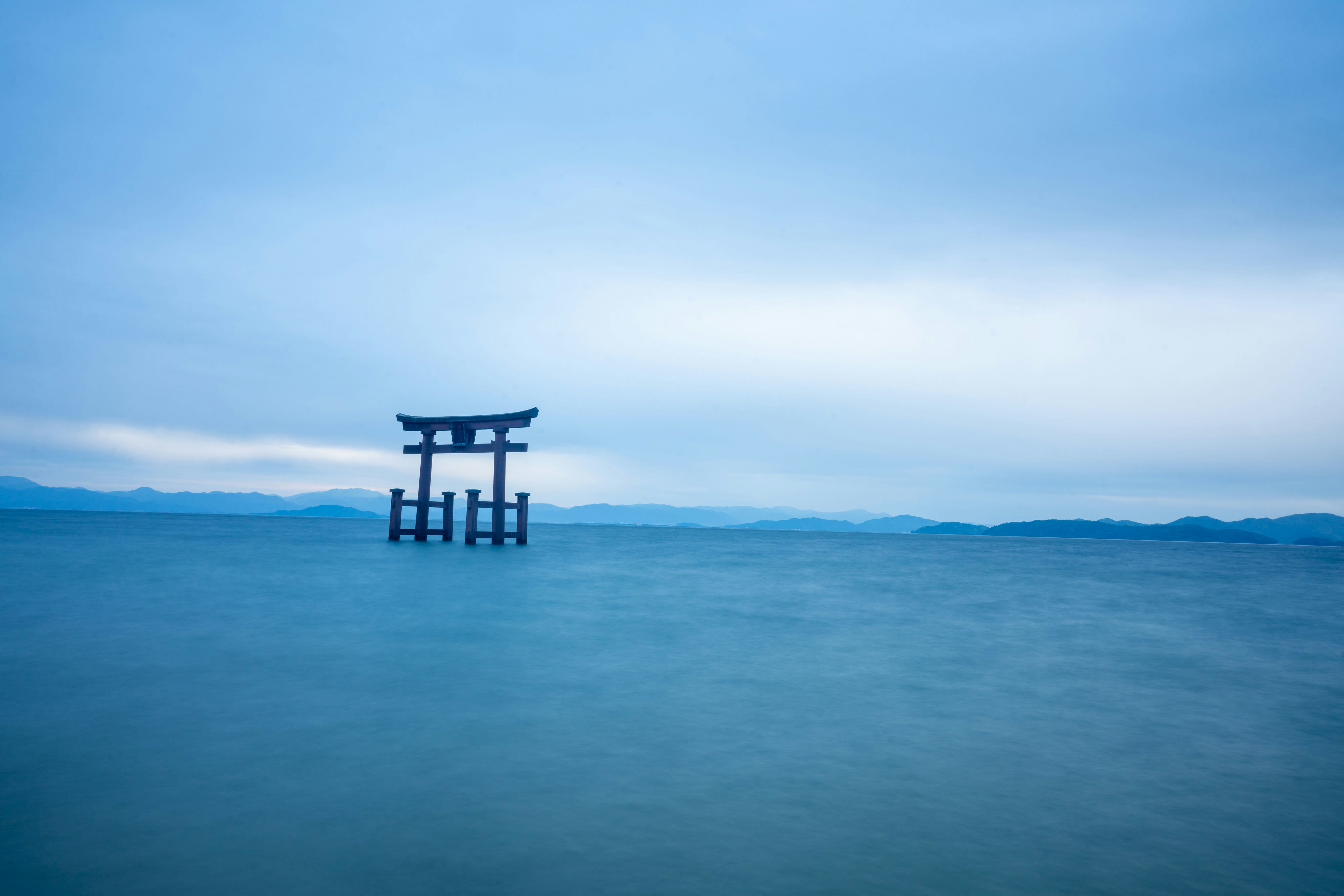 早朝の琵琶湖に浮かぶ鳥居のある大鳥居
